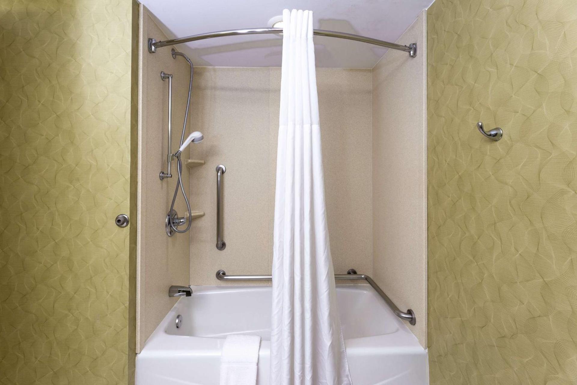 Hampton Inn Winston-Salem Hanes Mall photo 29