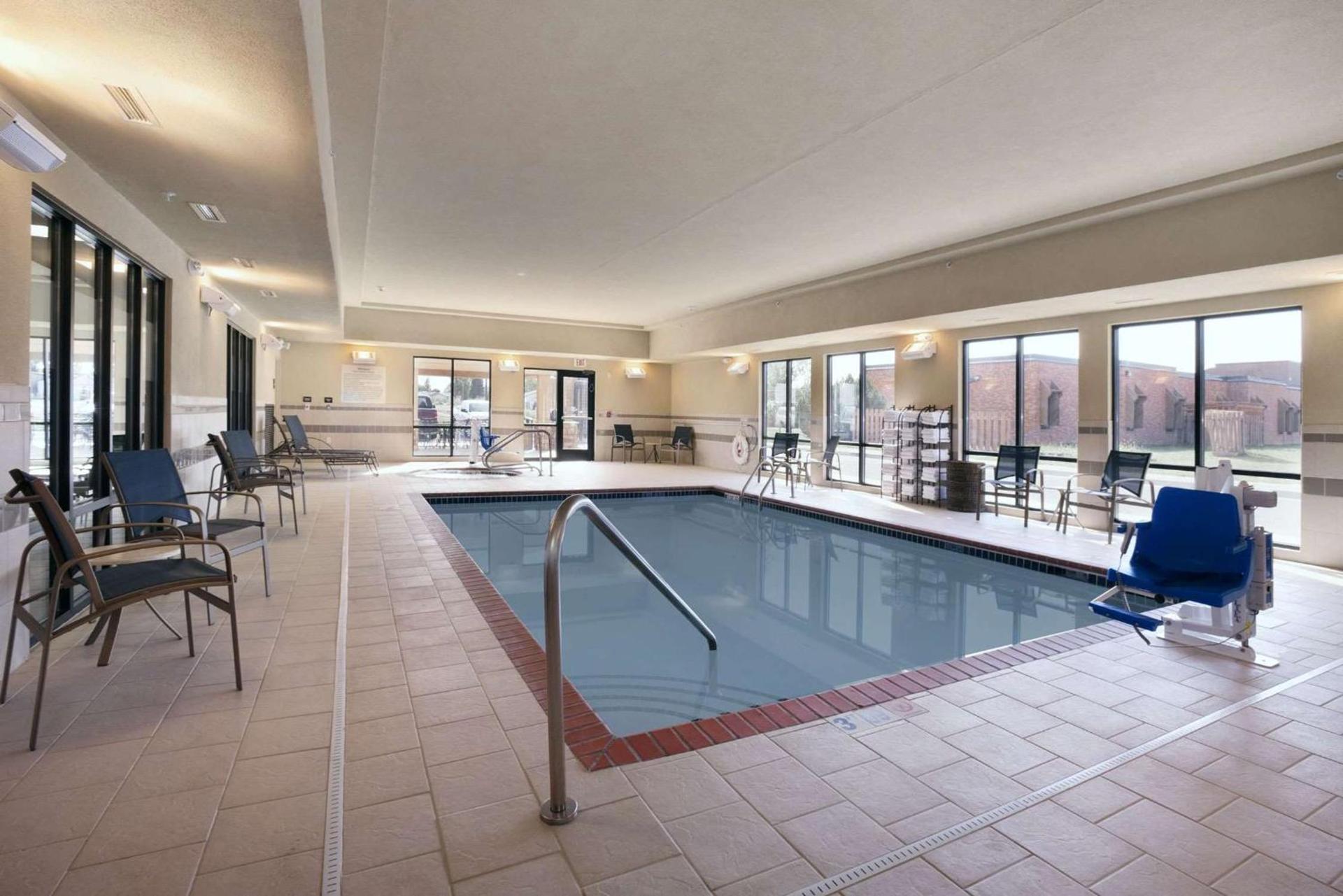 Hampton Inn & Suites Williston photo 8