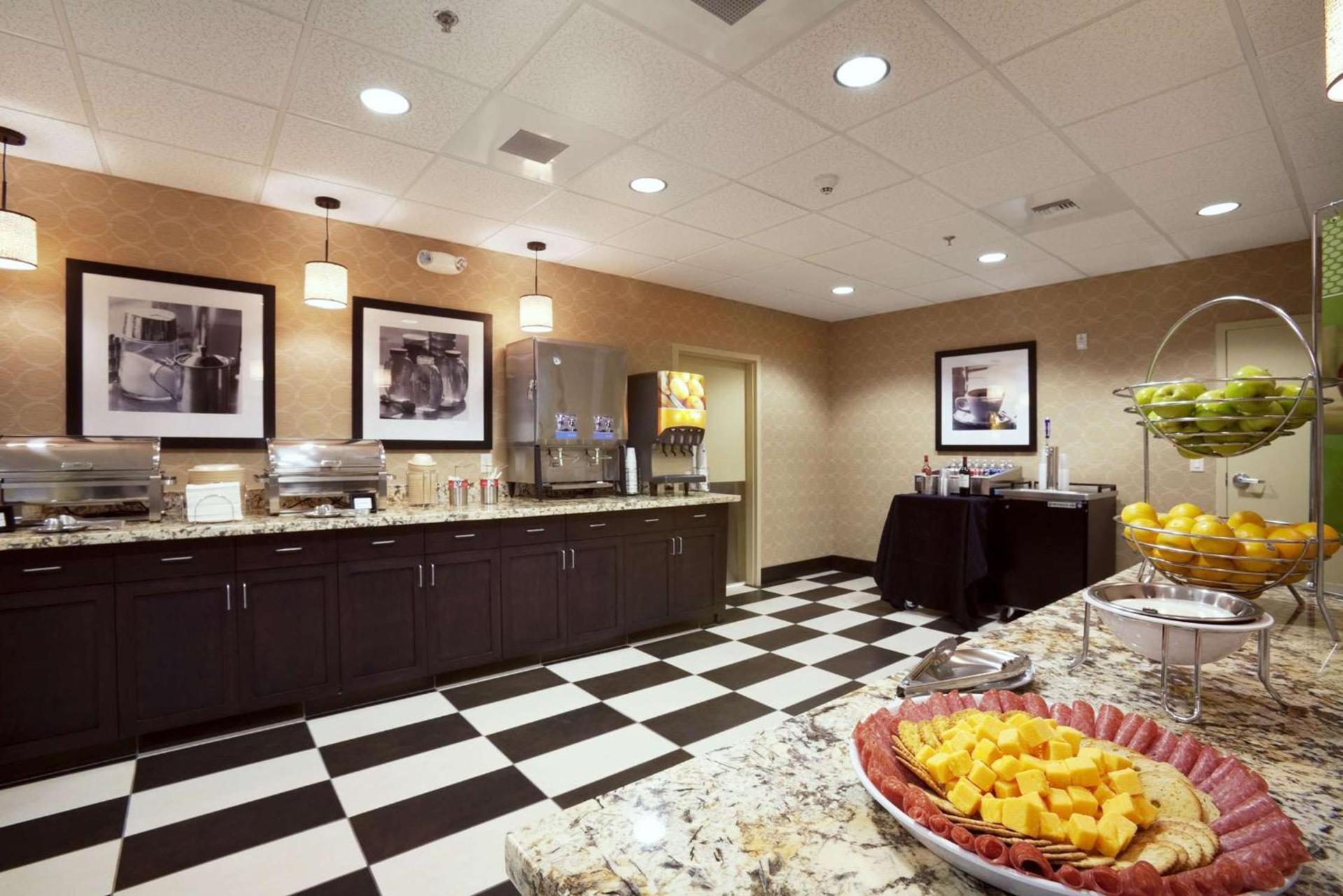 Hampton Inn & Suites Williston photo 12