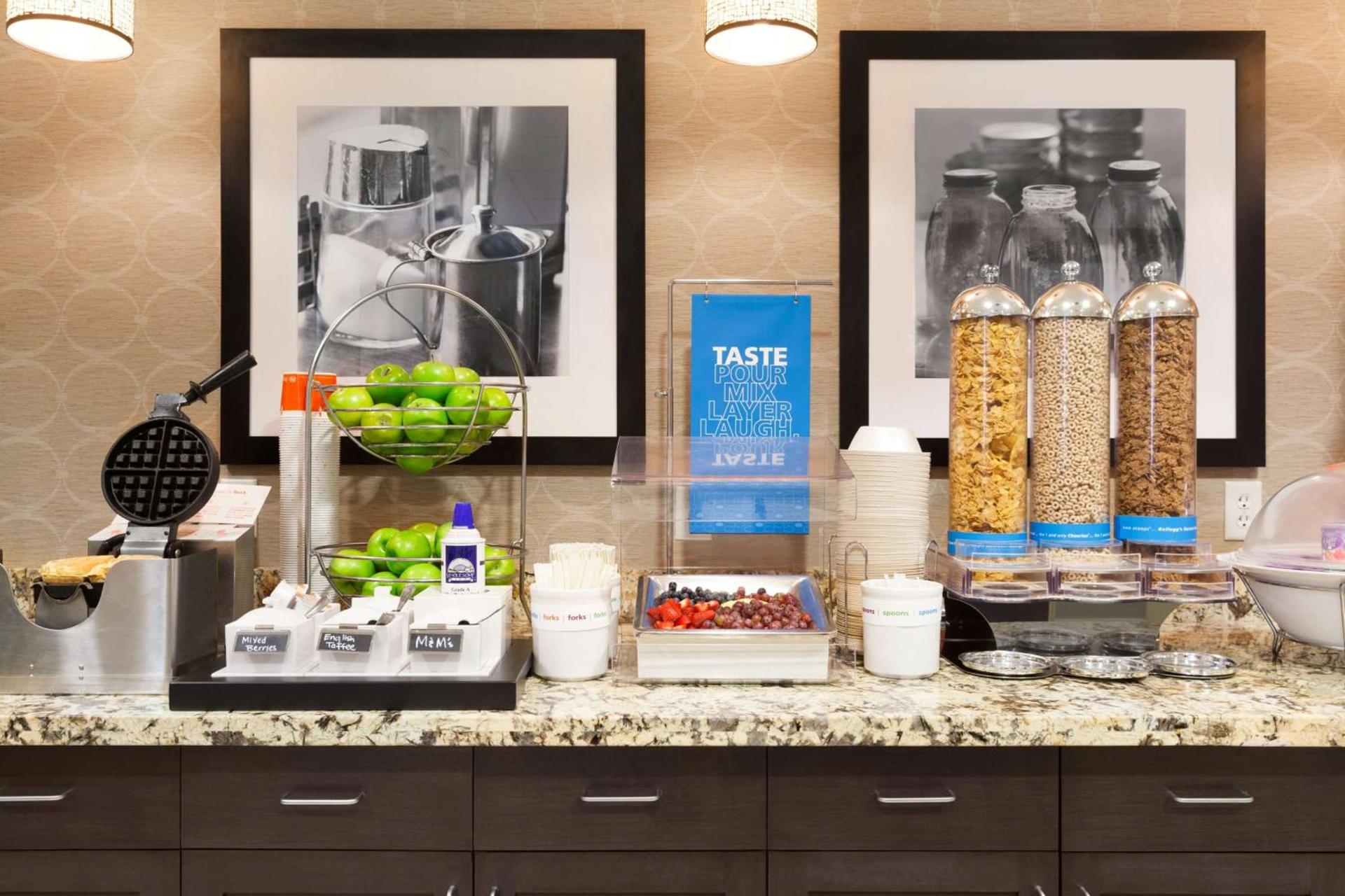 Hampton Inn & Suites Williston photo 14