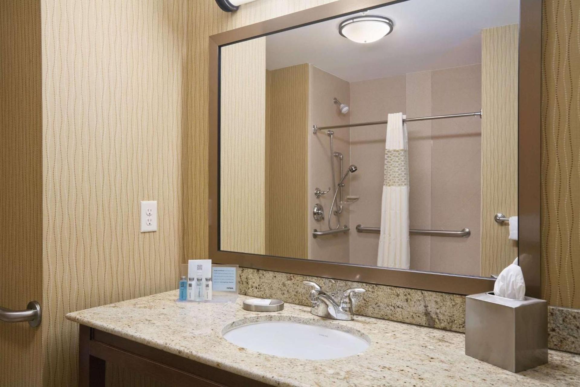 Hampton Inn & Suites Williston photo 17