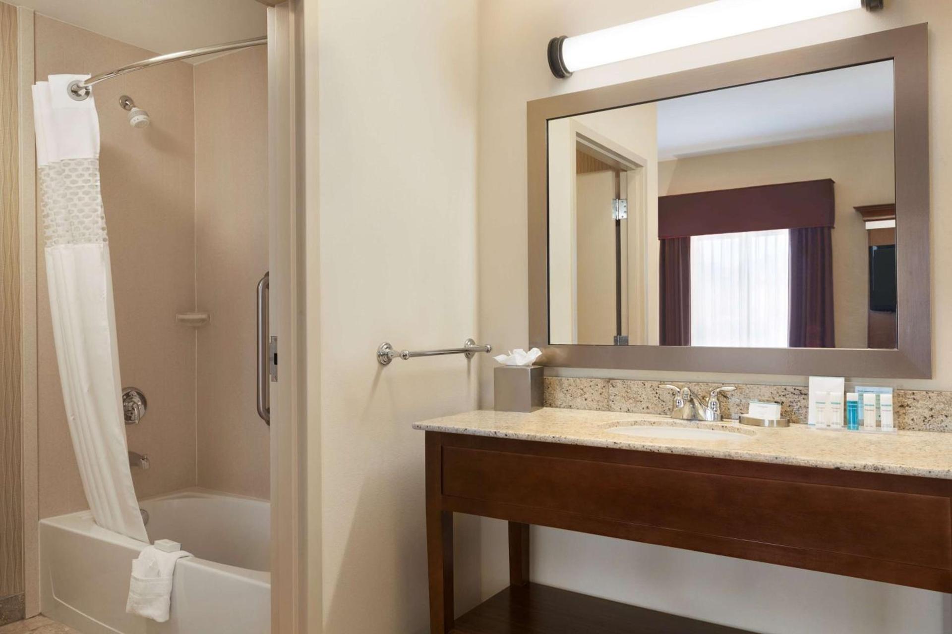Hampton Inn & Suites Williston photo 24