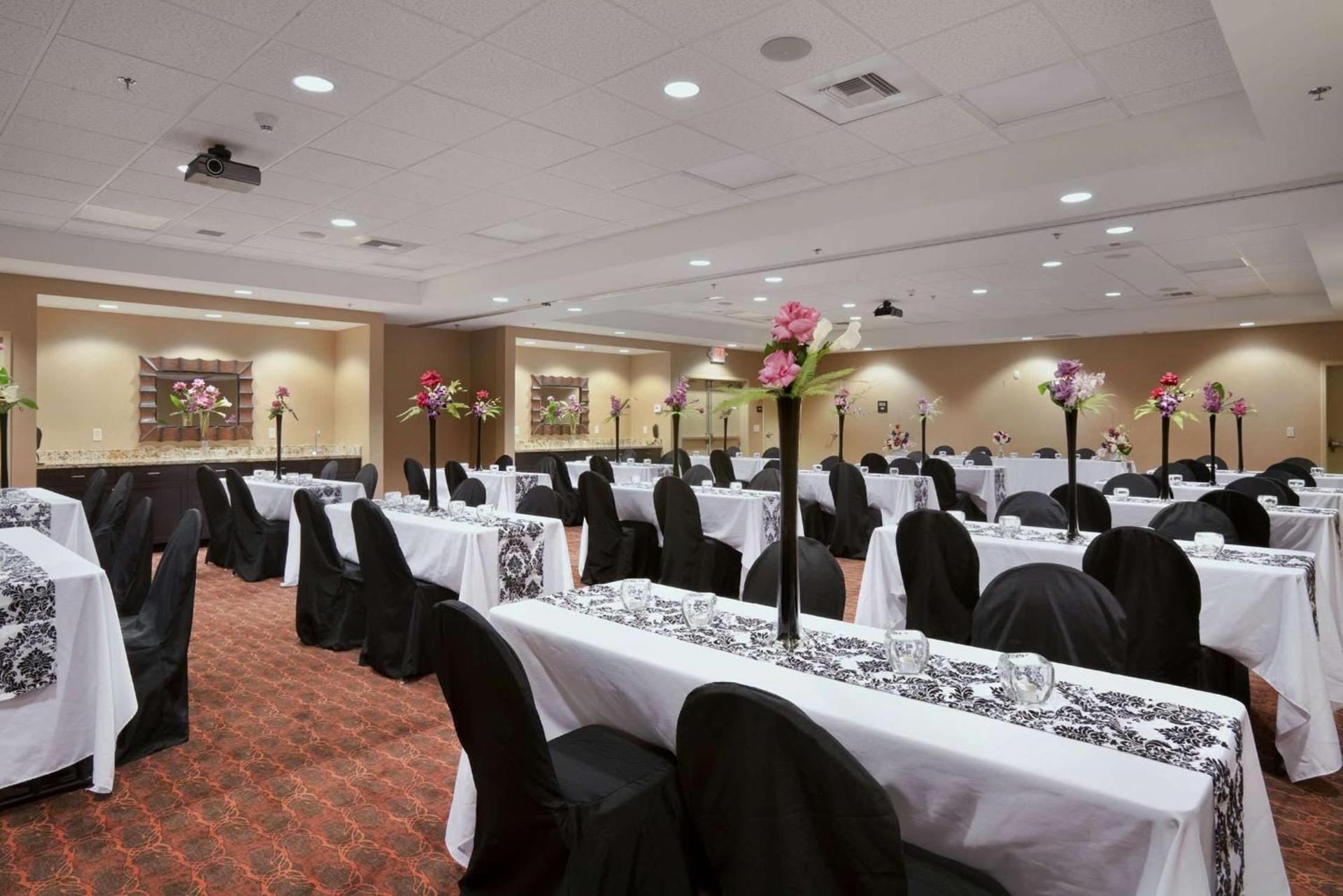 Hampton Inn & Suites Williston photo 36