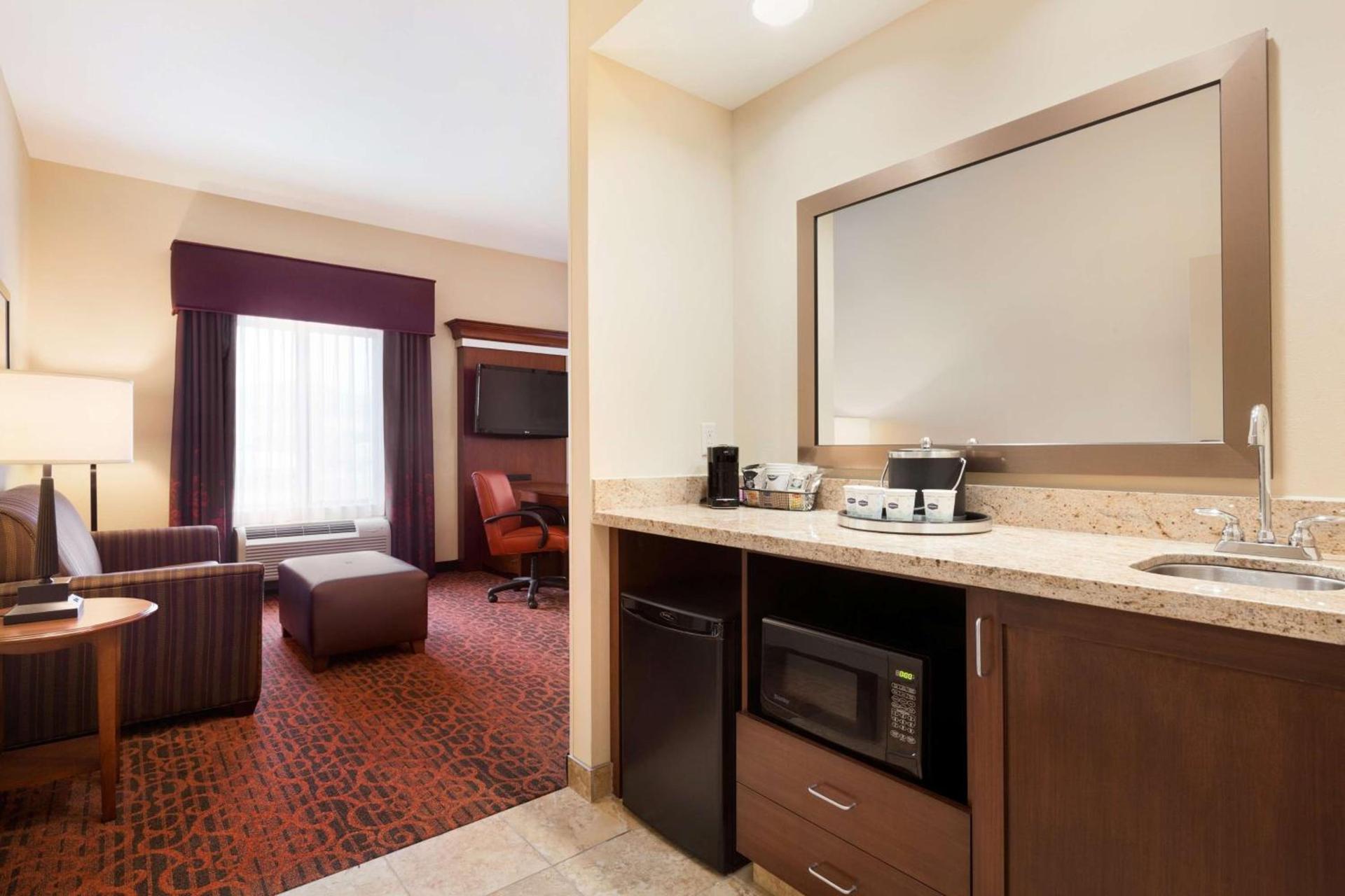 Hampton Inn & Suites Williston photo 37