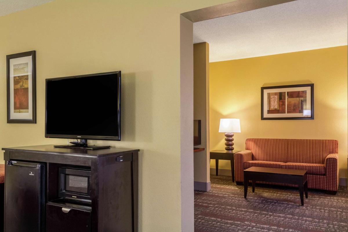 Hampton Inn Clinton photo 38