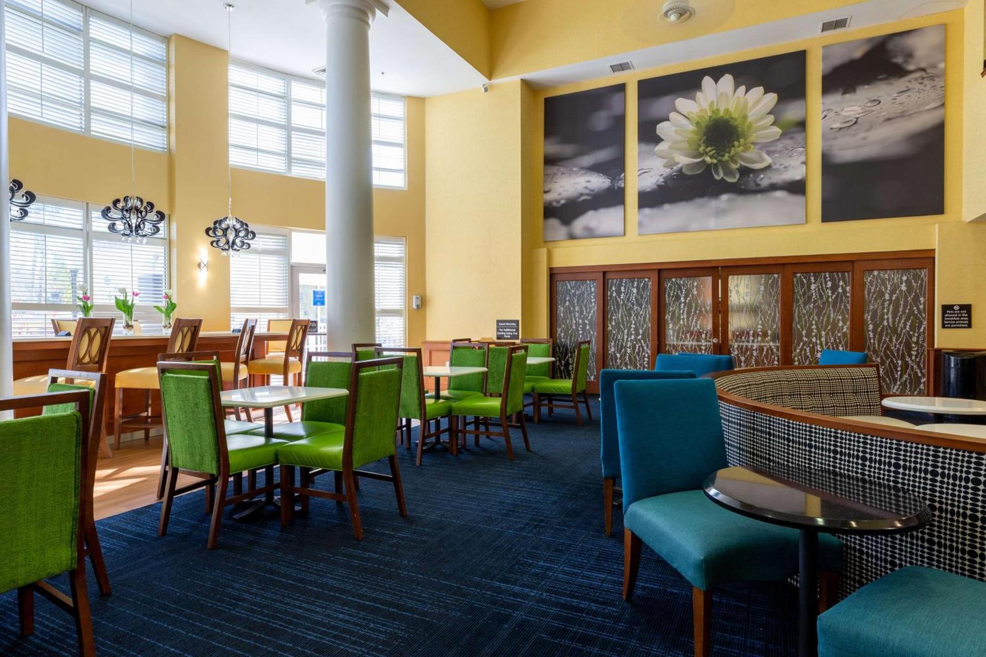 Hampton Inn & Suites Jacksonville Deerwood Park photo 7