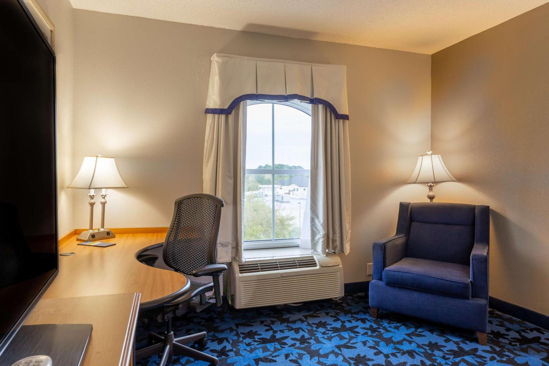 Hampton Inn & Suites Jacksonville Deerwood Park photo 21