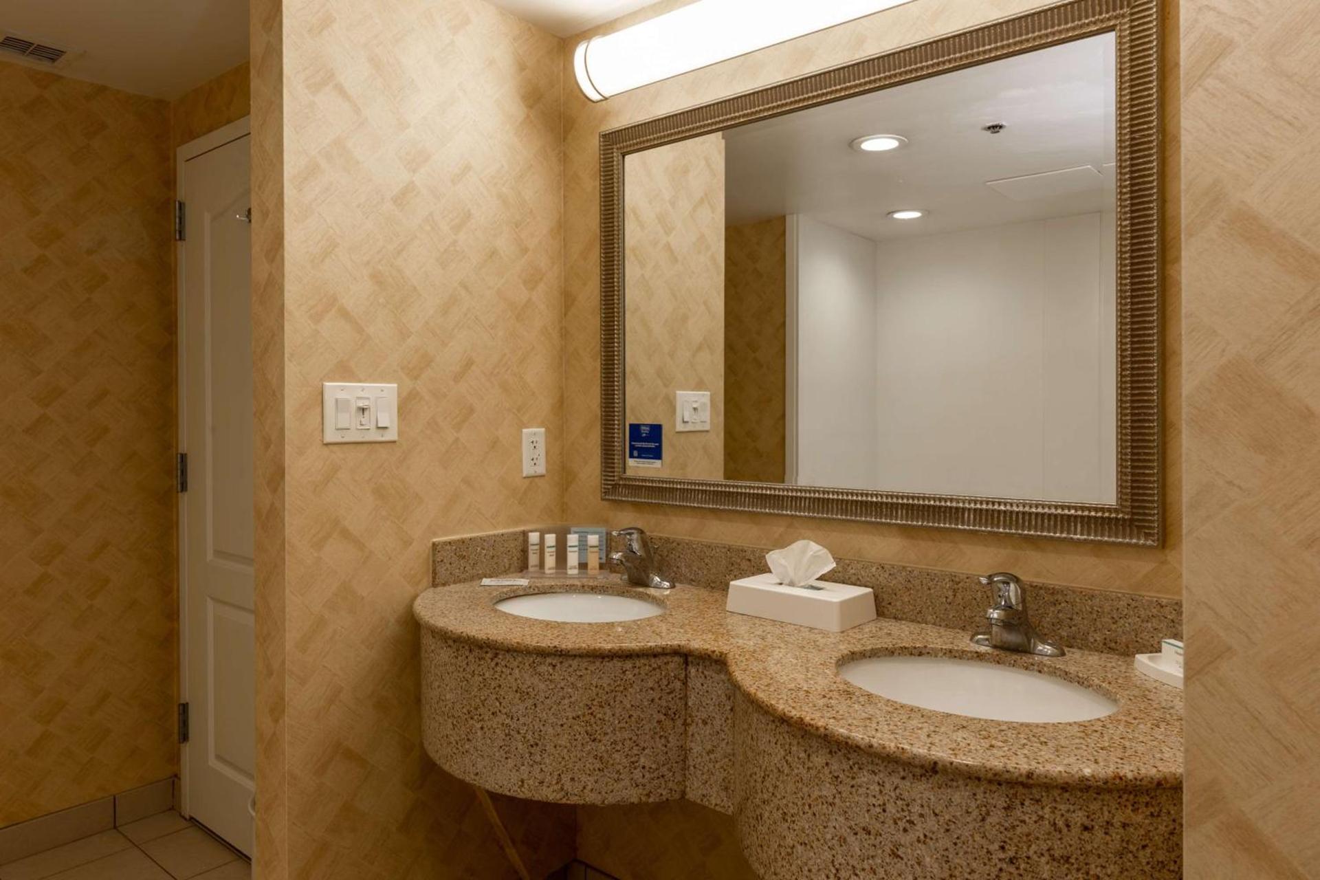 Hampton Inn & Suites Jacksonville Deerwood Park photo 32