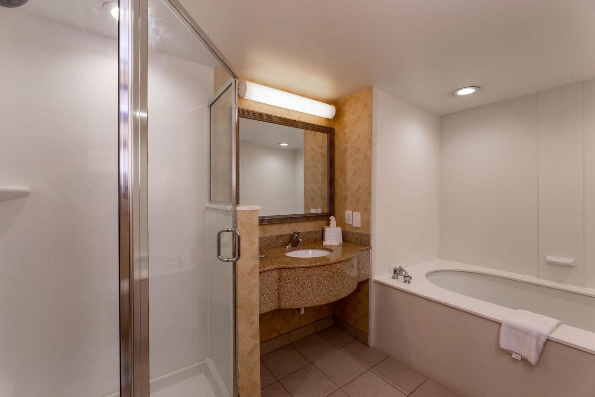 Hampton Inn & Suites Jacksonville Deerwood Park photo 38