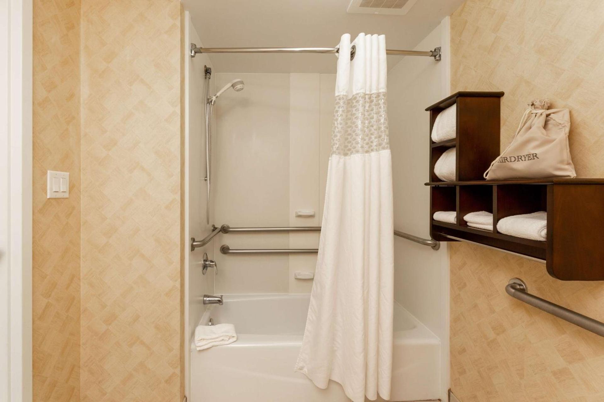 Hampton Inn & Suites Jacksonville Deerwood Park photo 40