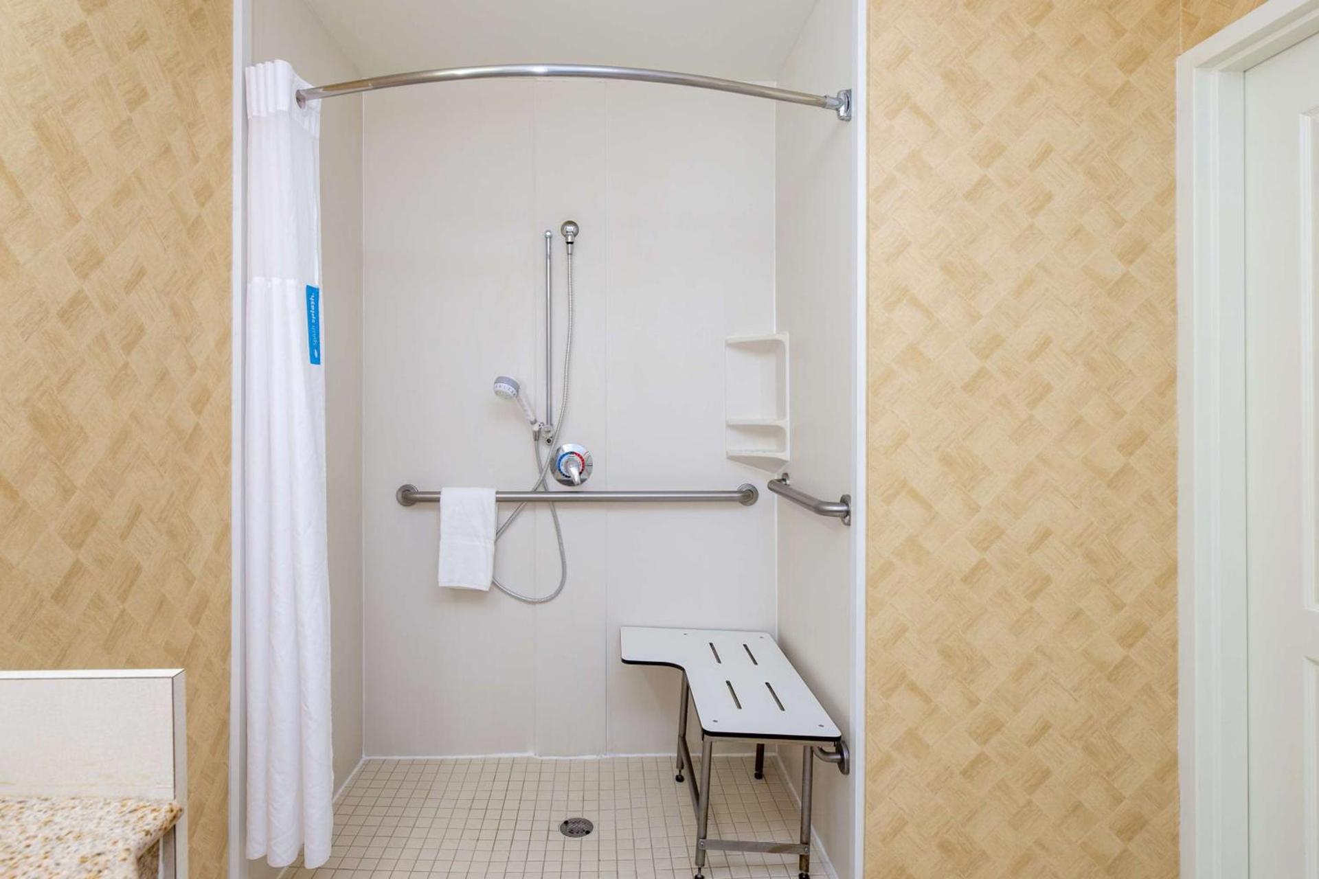 Hampton Inn & Suites Jacksonville Deerwood Park photo 47