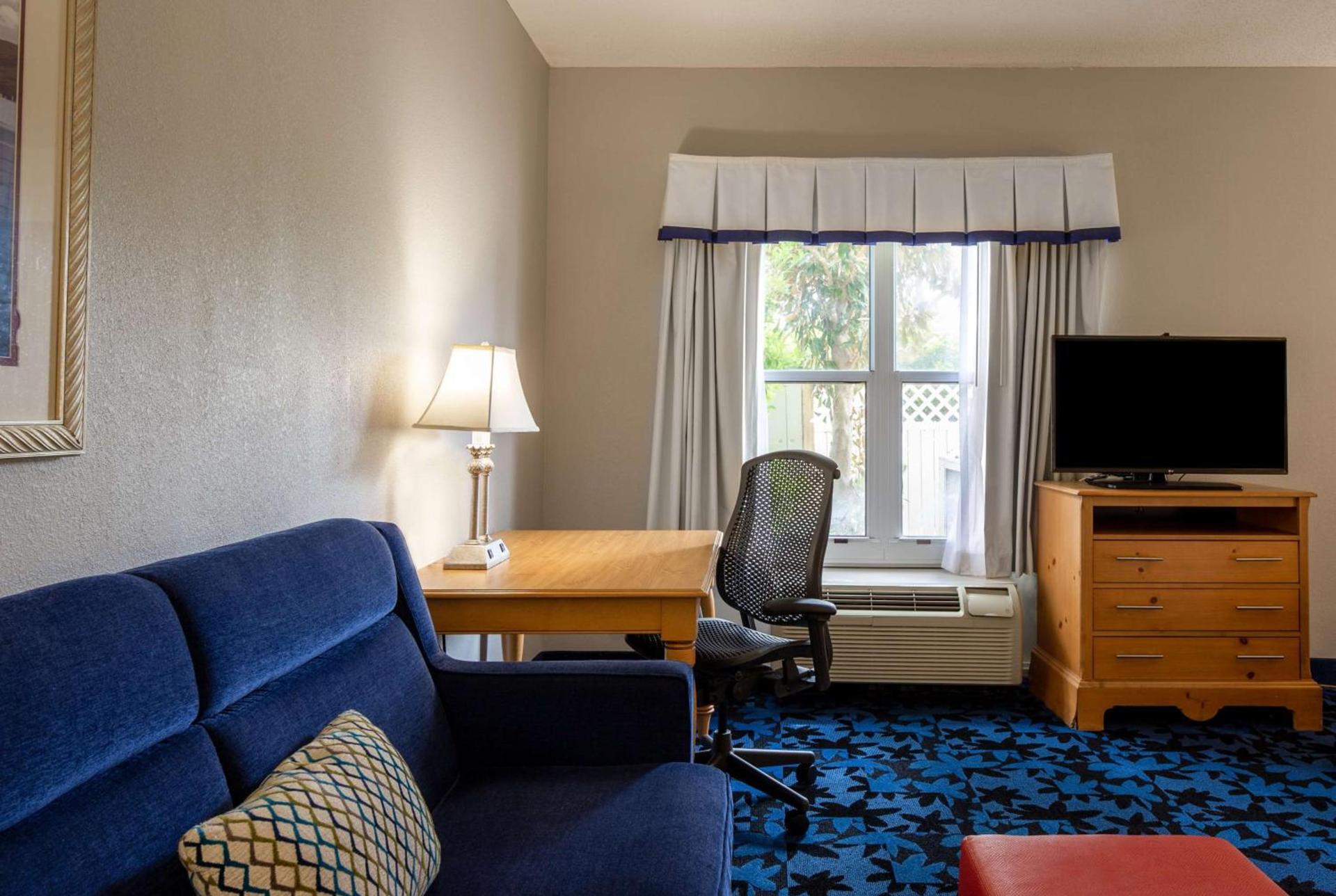 Hampton Inn & Suites Jacksonville Deerwood Park photo 49