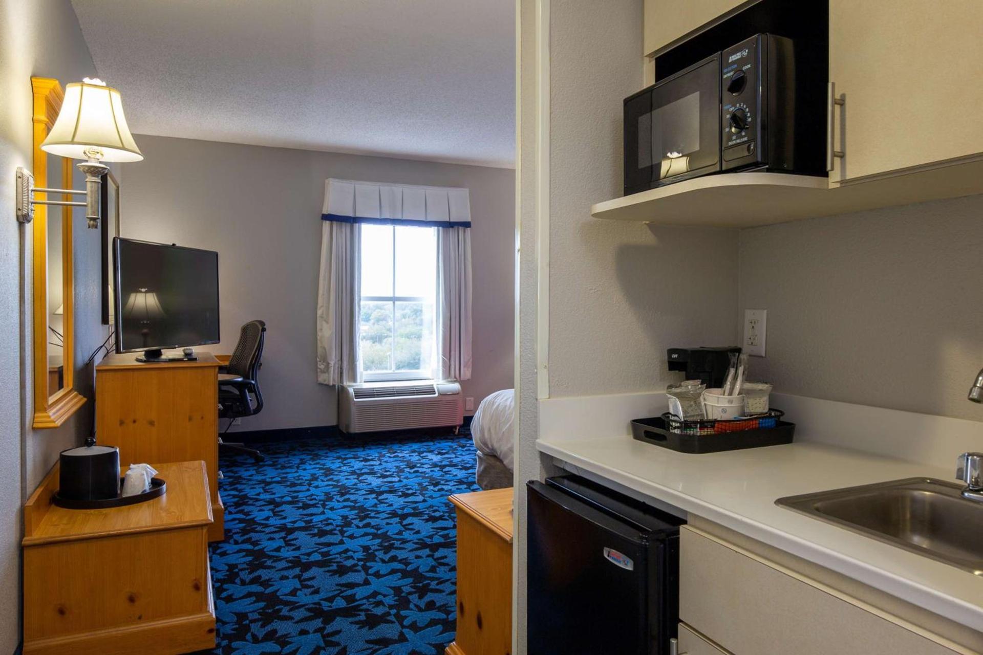 Hampton Inn & Suites Jacksonville Deerwood Park photo 55
