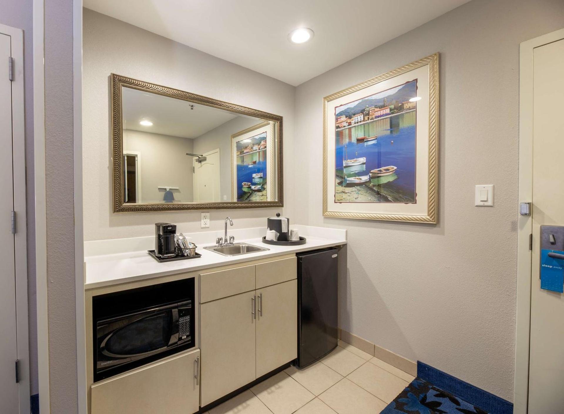 Hampton Inn & Suites Jacksonville Deerwood Park photo 56