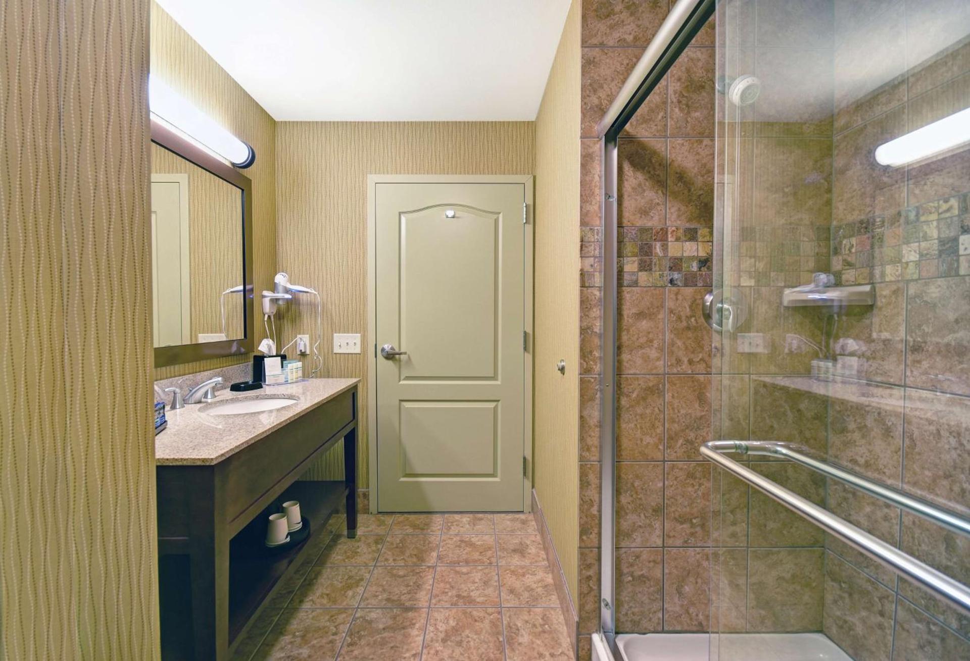 Hampton Inn Beloit photo 17
