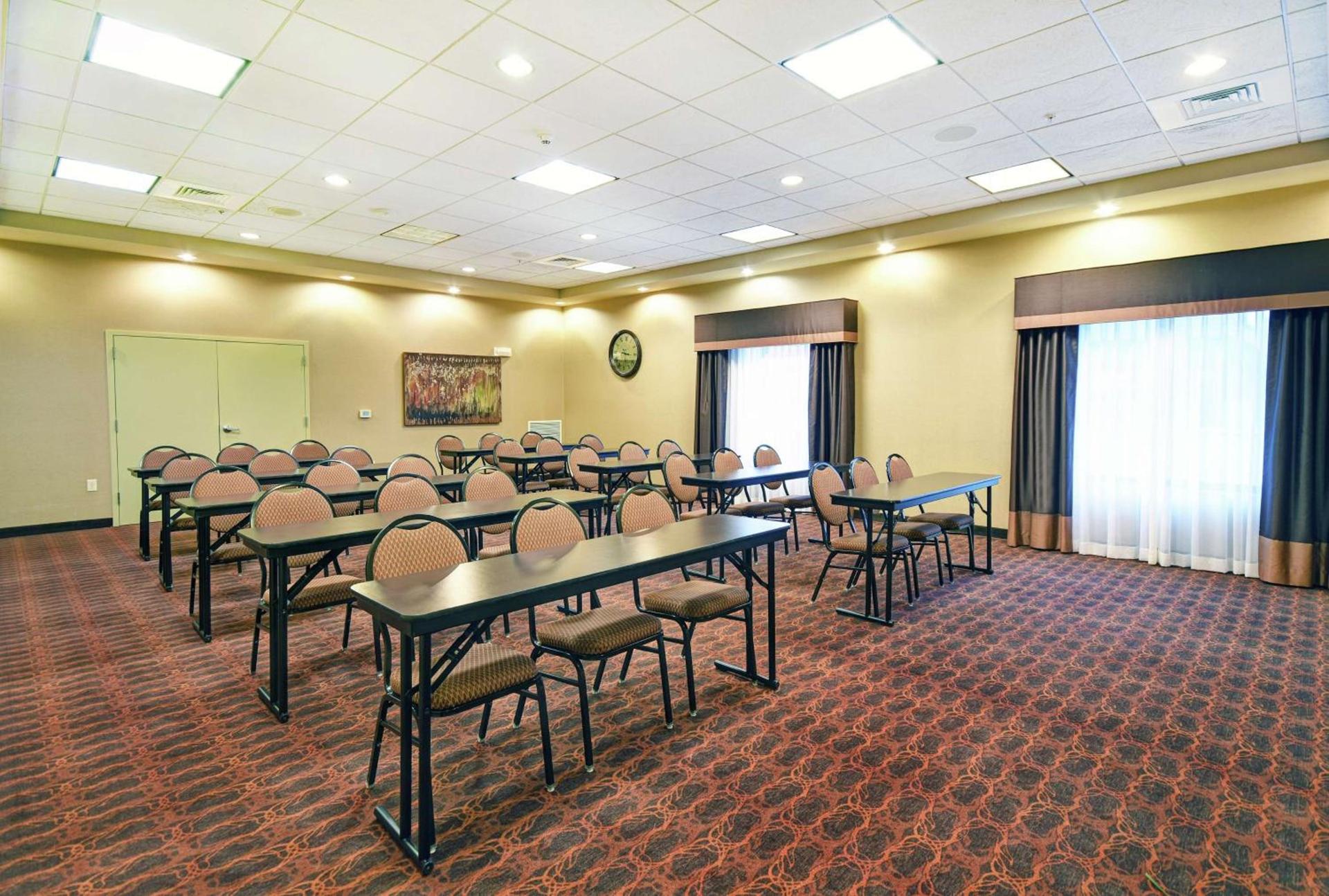 Hampton Inn Beloit photo 36