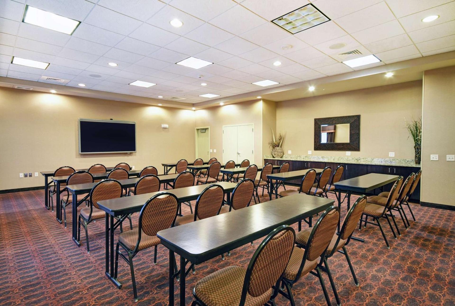 Hampton Inn Beloit photo 41