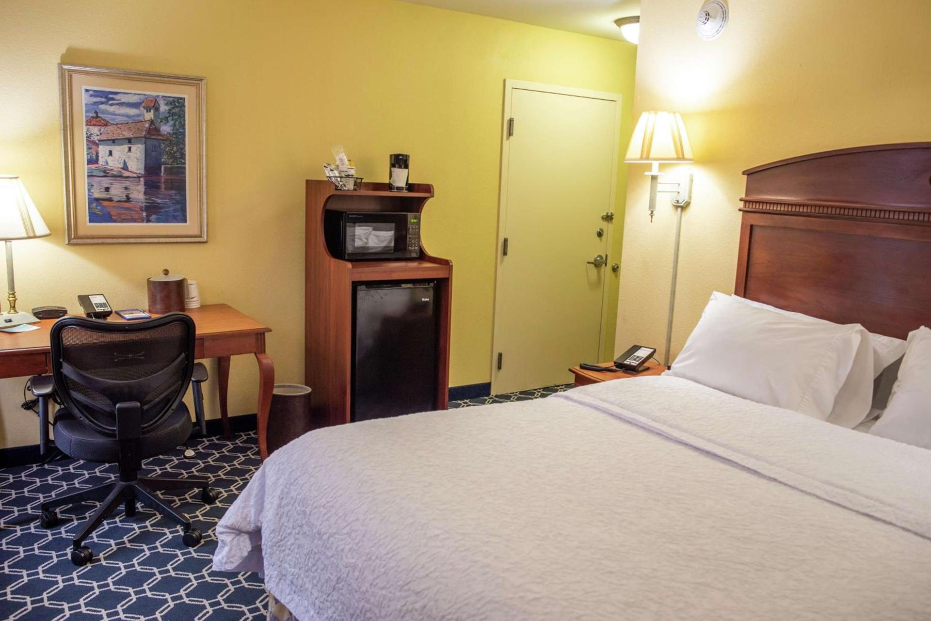 Hampton Inn Lebanon photo 17