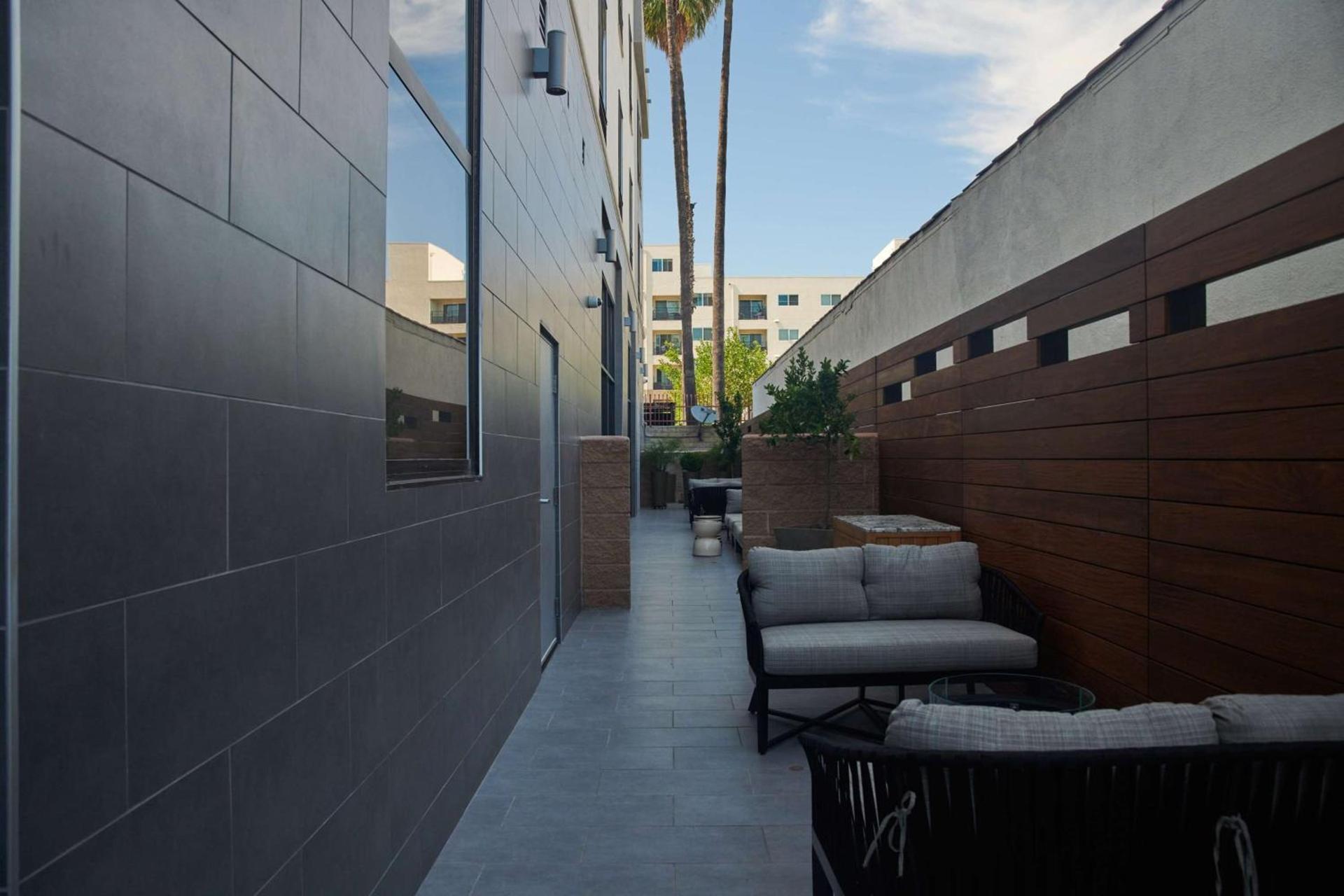Hampton Inn & Suites Sherman Oaks photo 3
