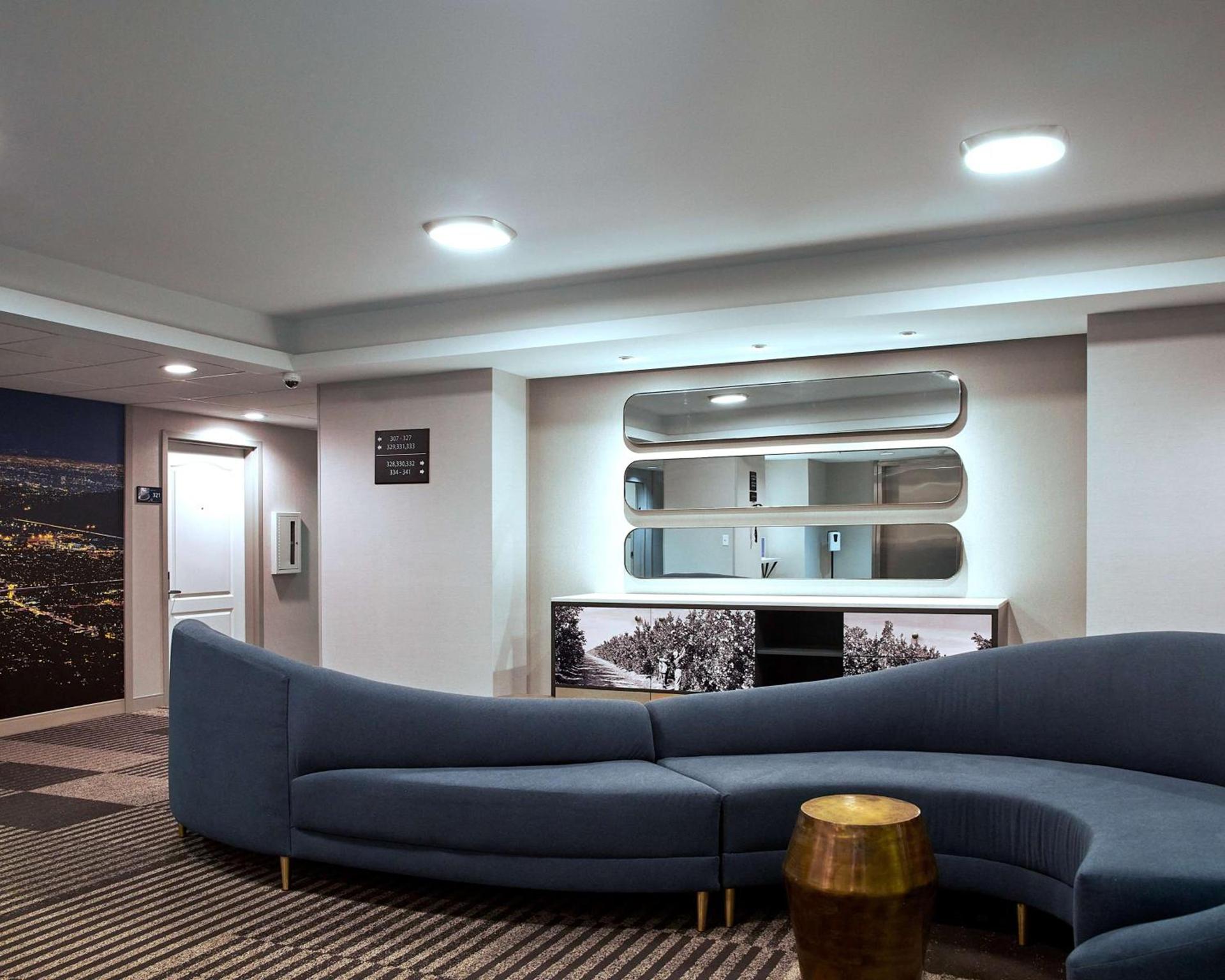 Hampton Inn & Suites Sherman Oaks photo 8