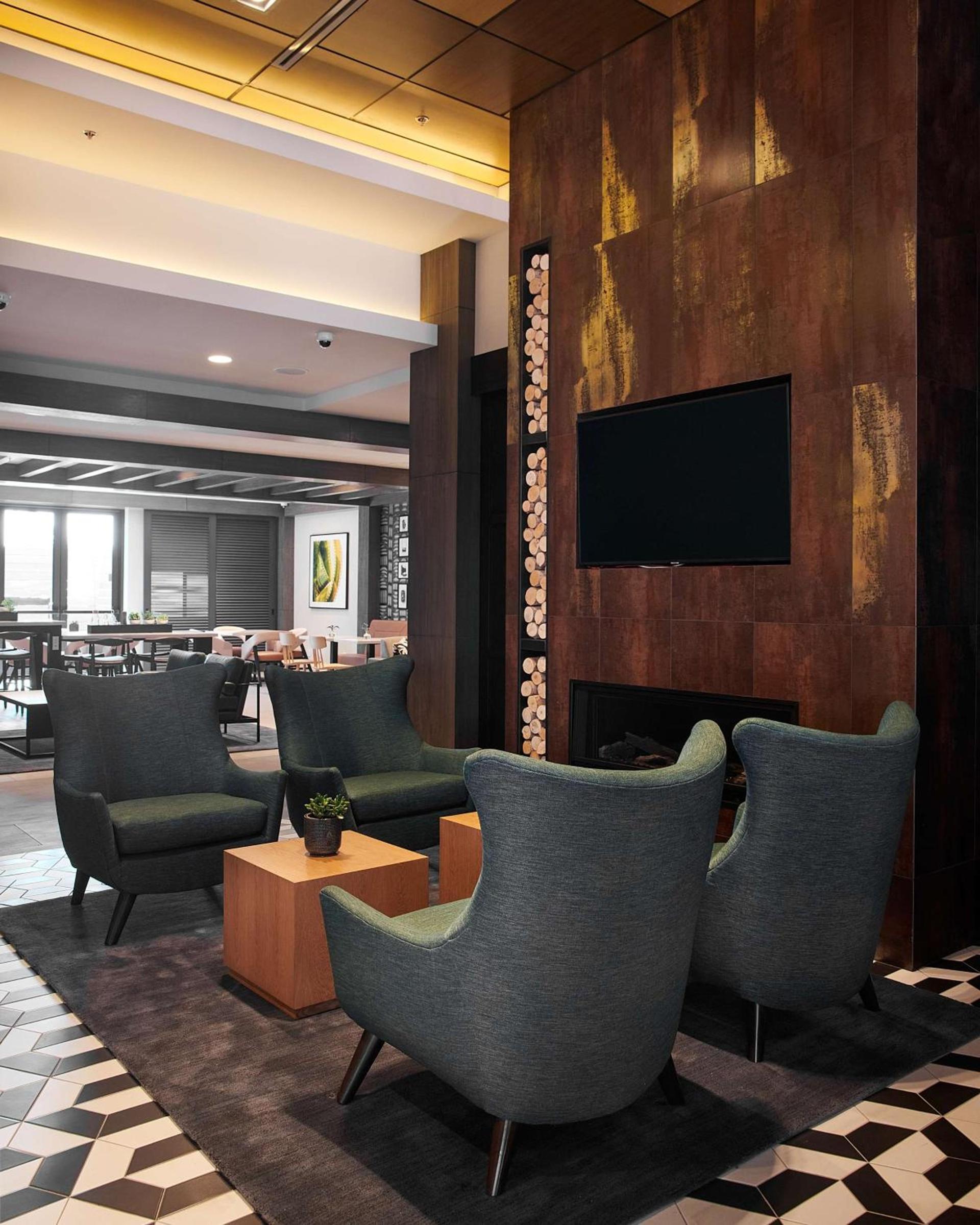 Hampton Inn & Suites Sherman Oaks photo 11