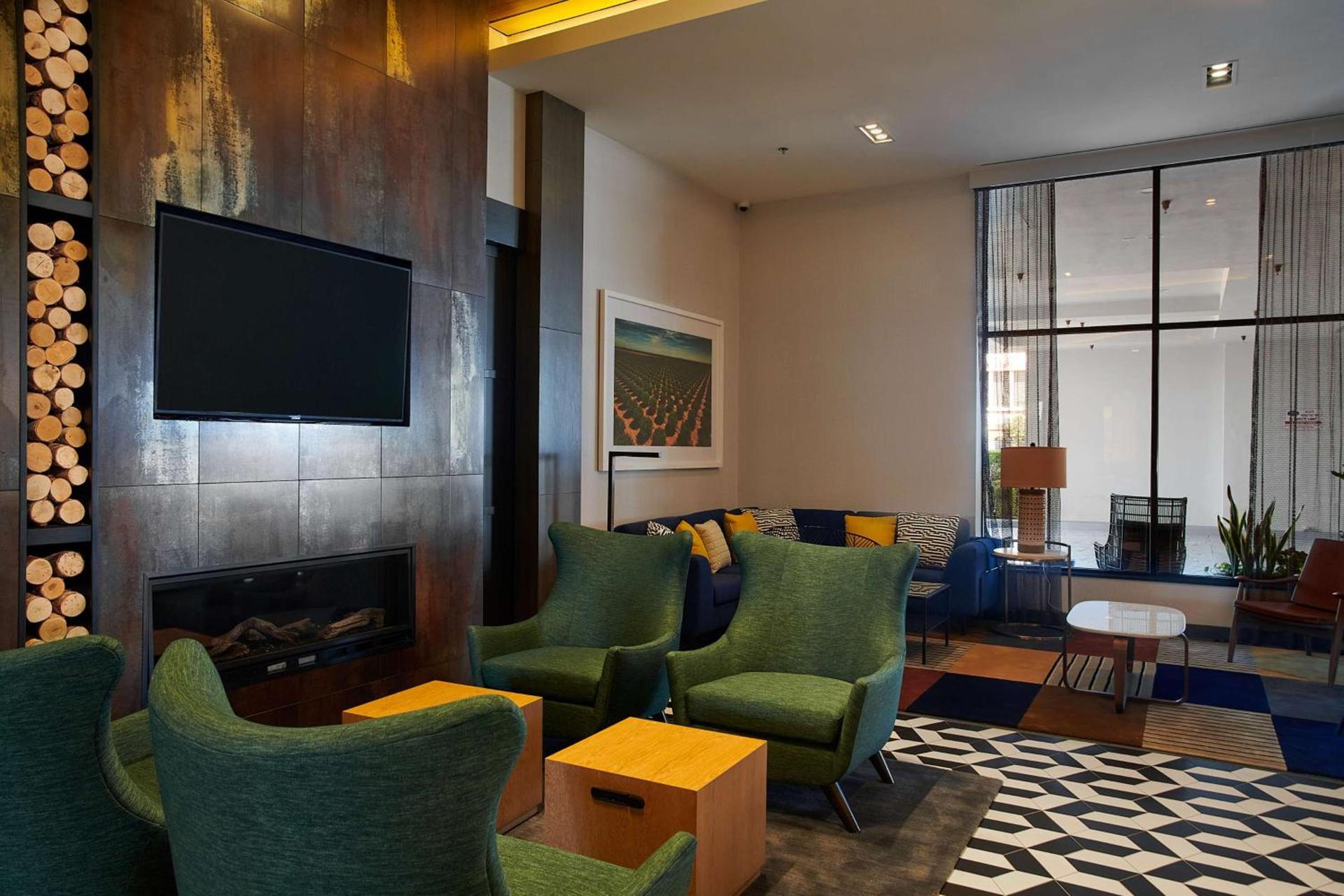 Hampton Inn & Suites Sherman Oaks photo 12