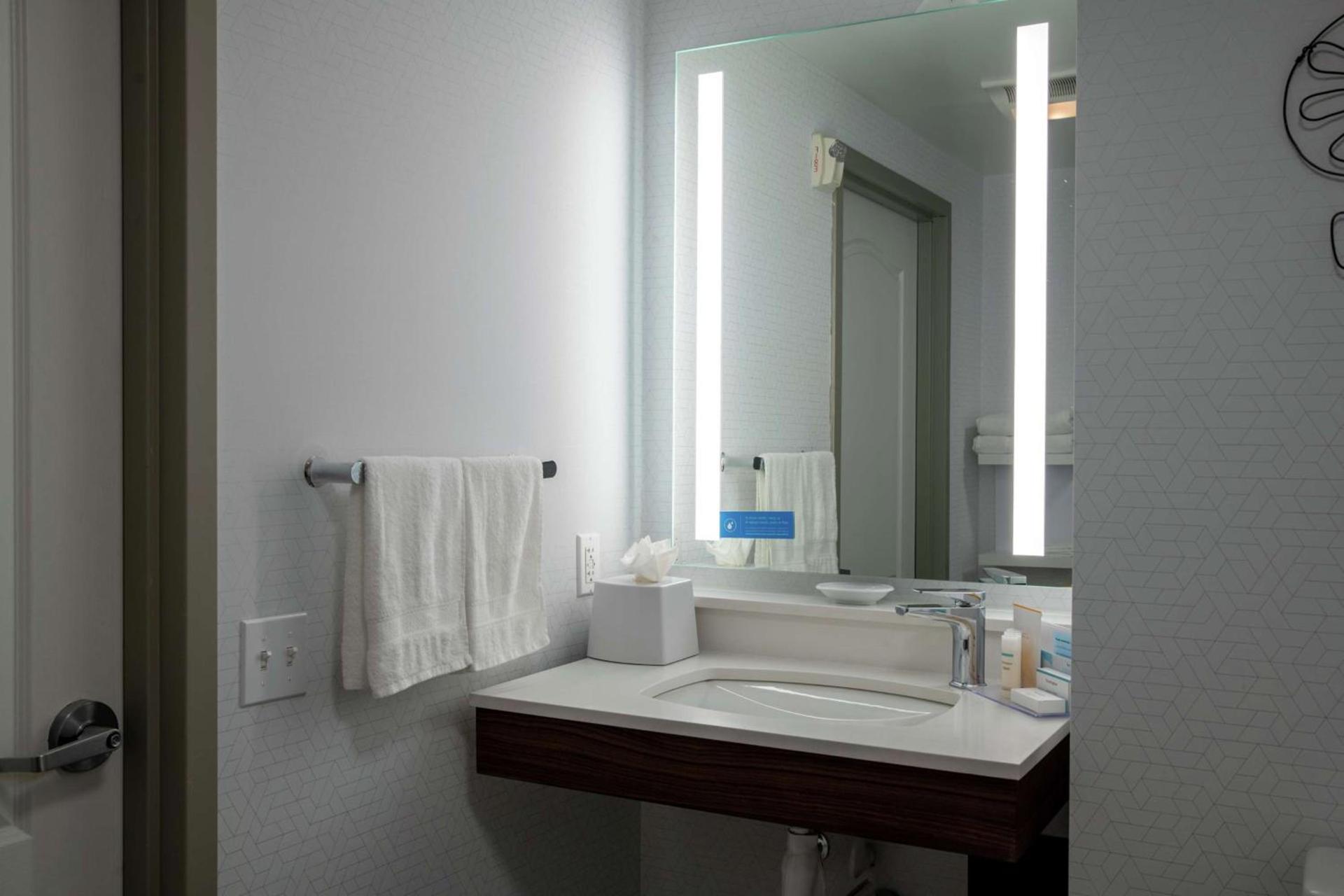 Hampton Inn & Suites Sherman Oaks photo 27