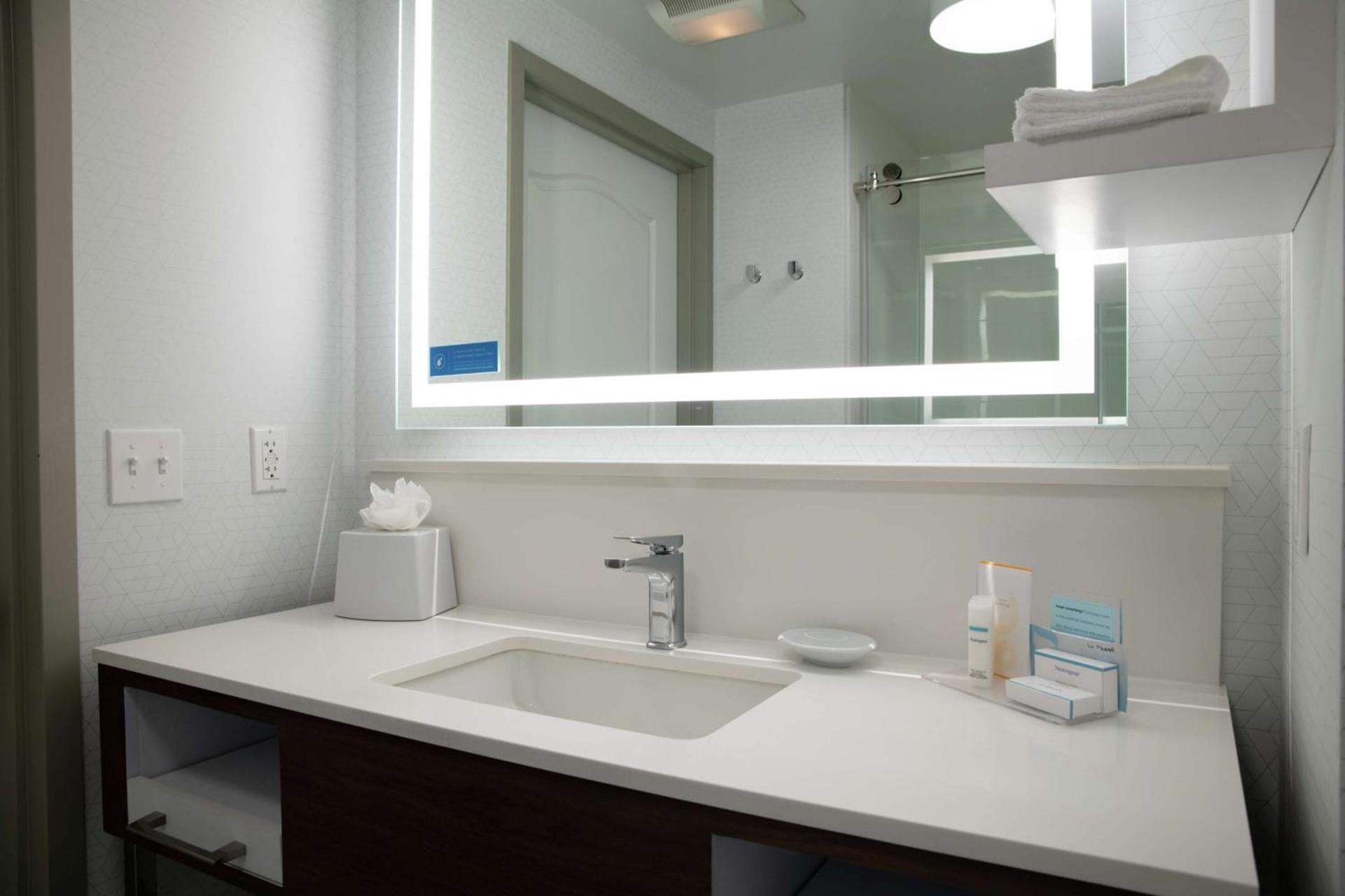 Hampton Inn & Suites Sherman Oaks photo 32