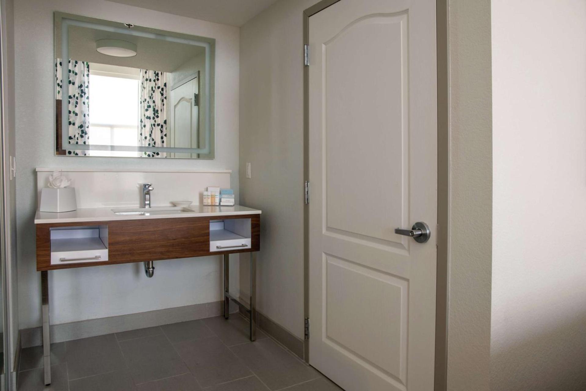 Hampton Inn & Suites Sherman Oaks photo 35