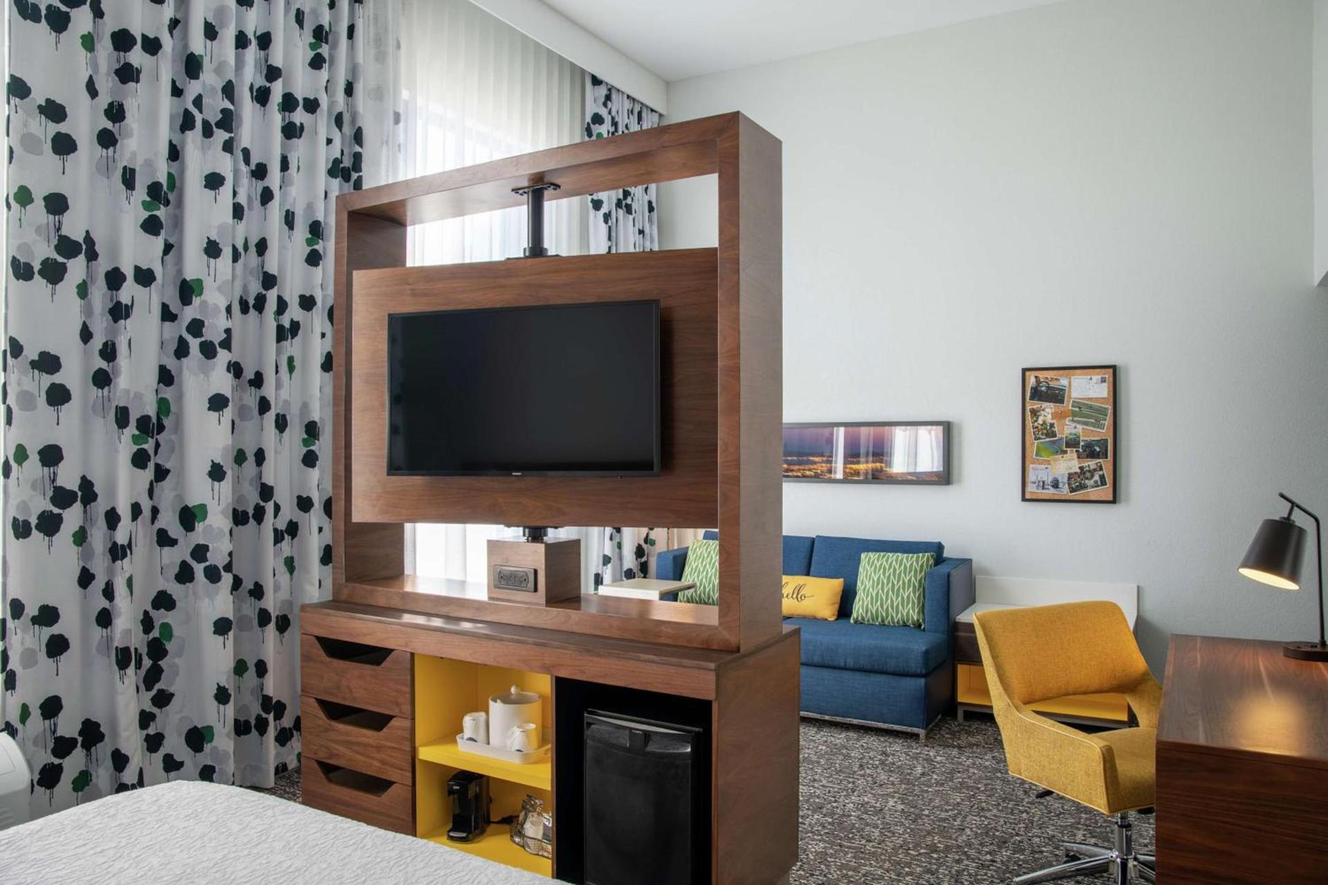 Hampton Inn & Suites Sherman Oaks photo 40