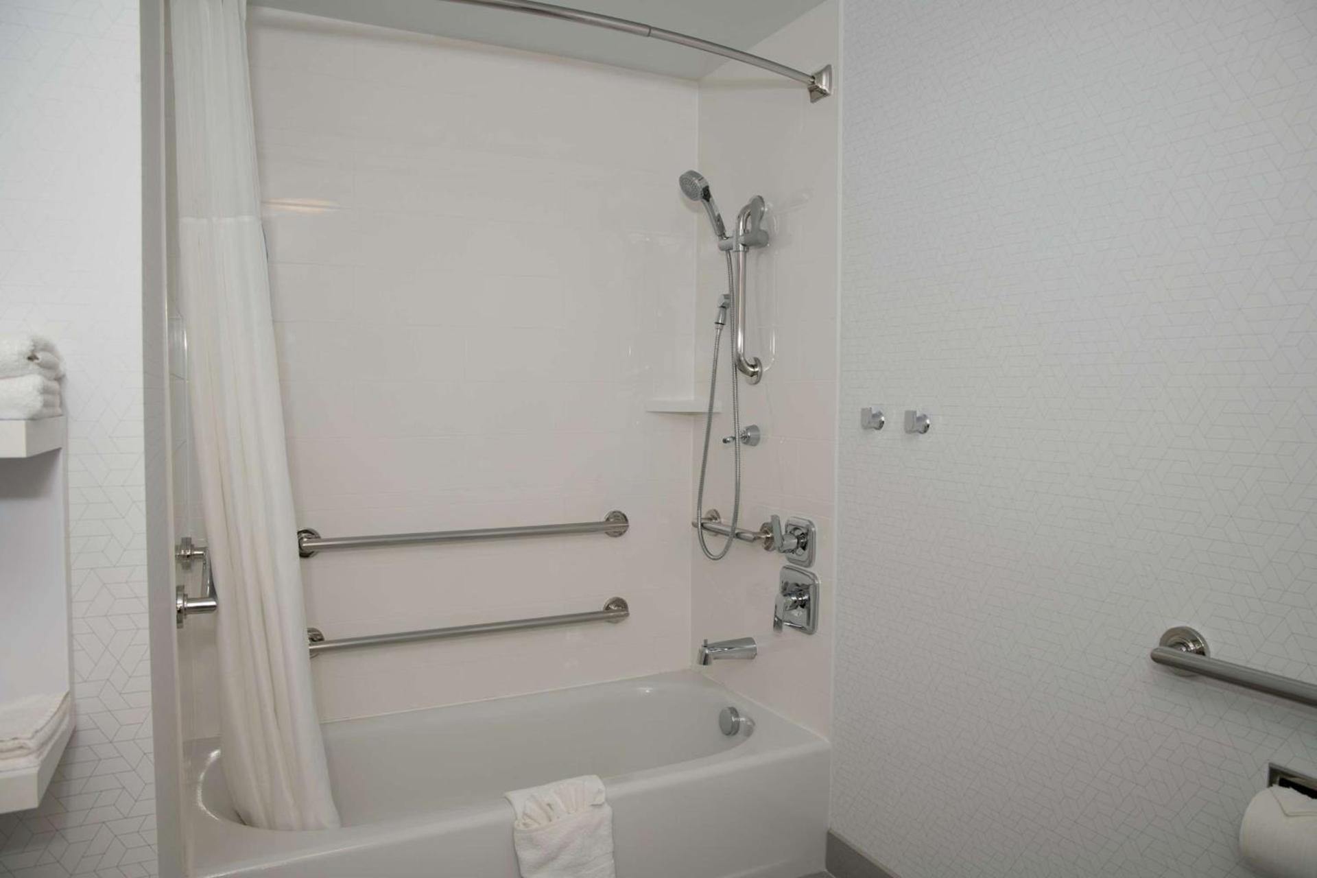 Hampton Inn & Suites Sherman Oaks photo 38