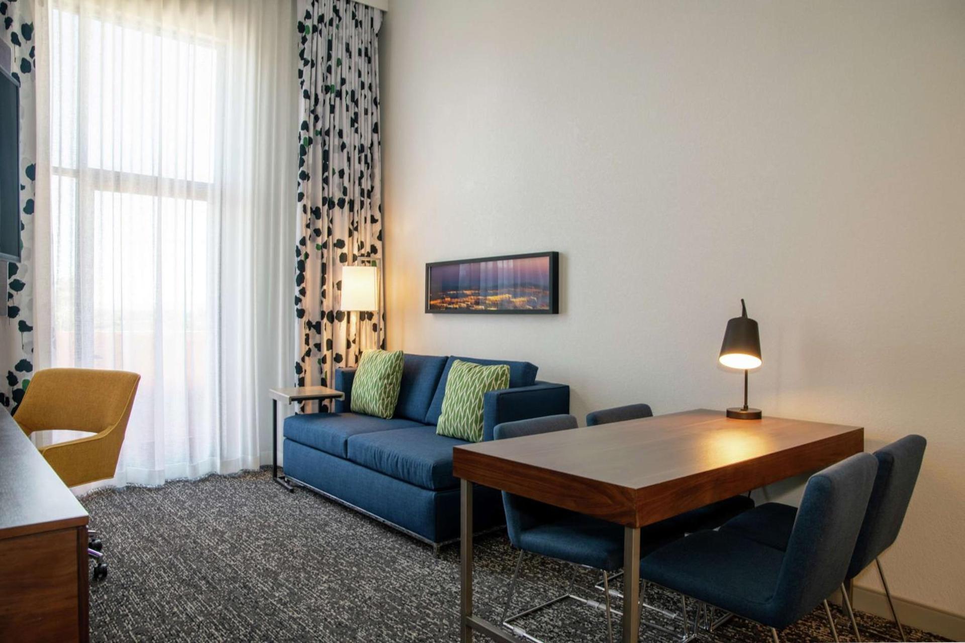 Hampton Inn & Suites Sherman Oaks photo 41