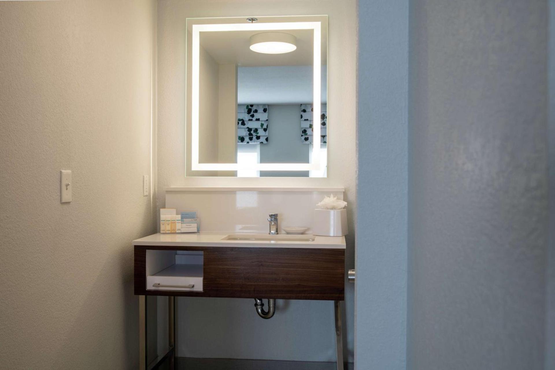 Hampton Inn & Suites Sherman Oaks photo 47