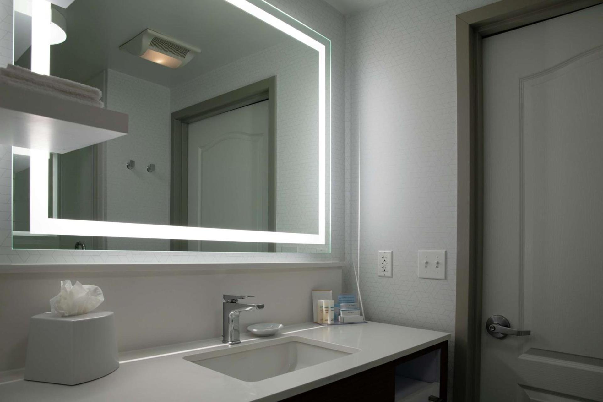 Hampton Inn & Suites Sherman Oaks photo 49