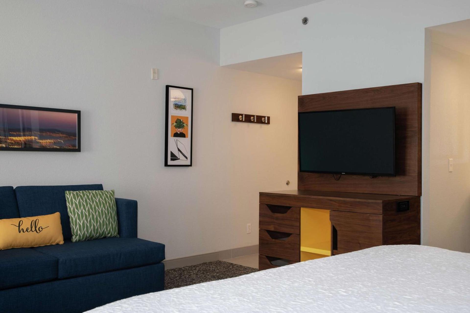 Hampton Inn & Suites Sherman Oaks photo 58