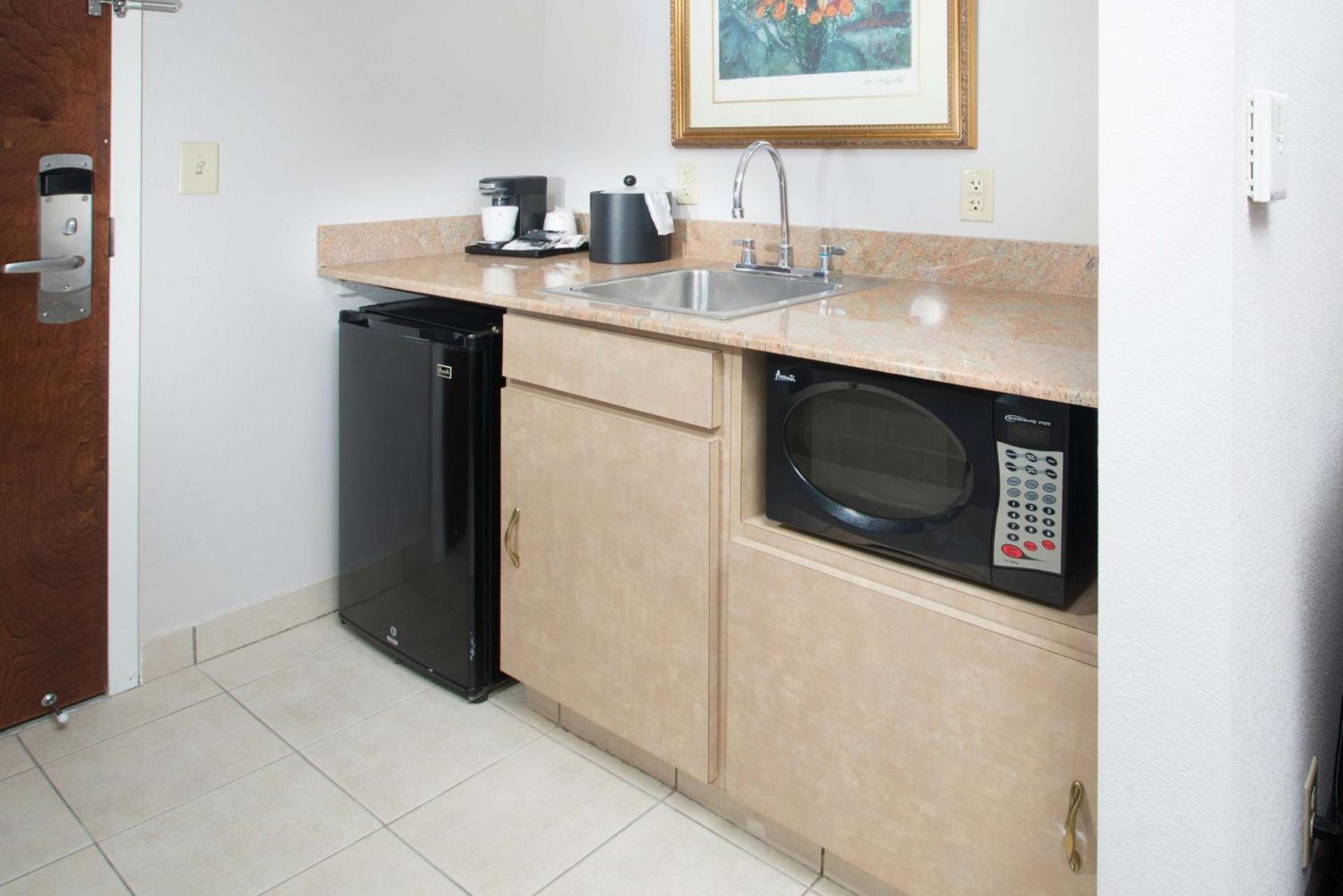 Hampton Inn Linden photo 35