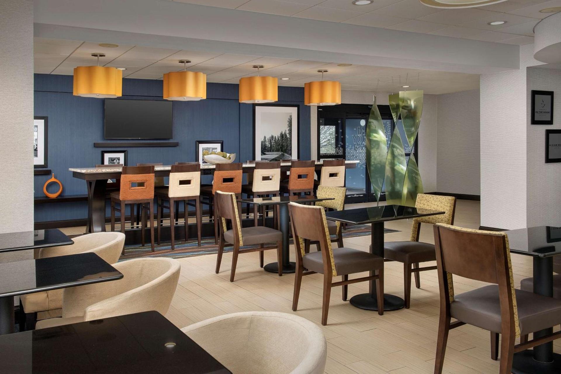 Hampton Inn Lenoir City photo 8