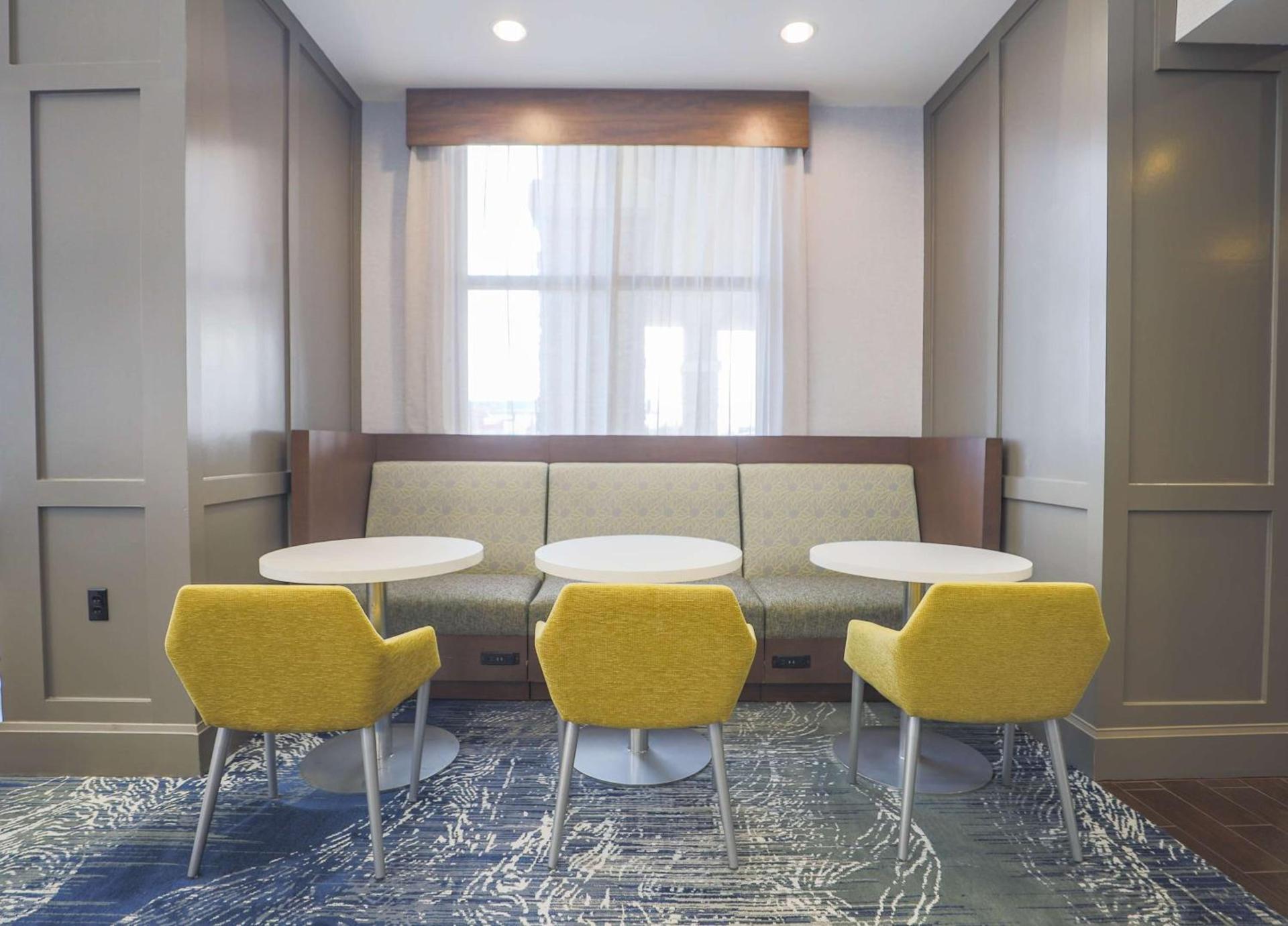 Hampton Inn & Suites Bay City photo 12