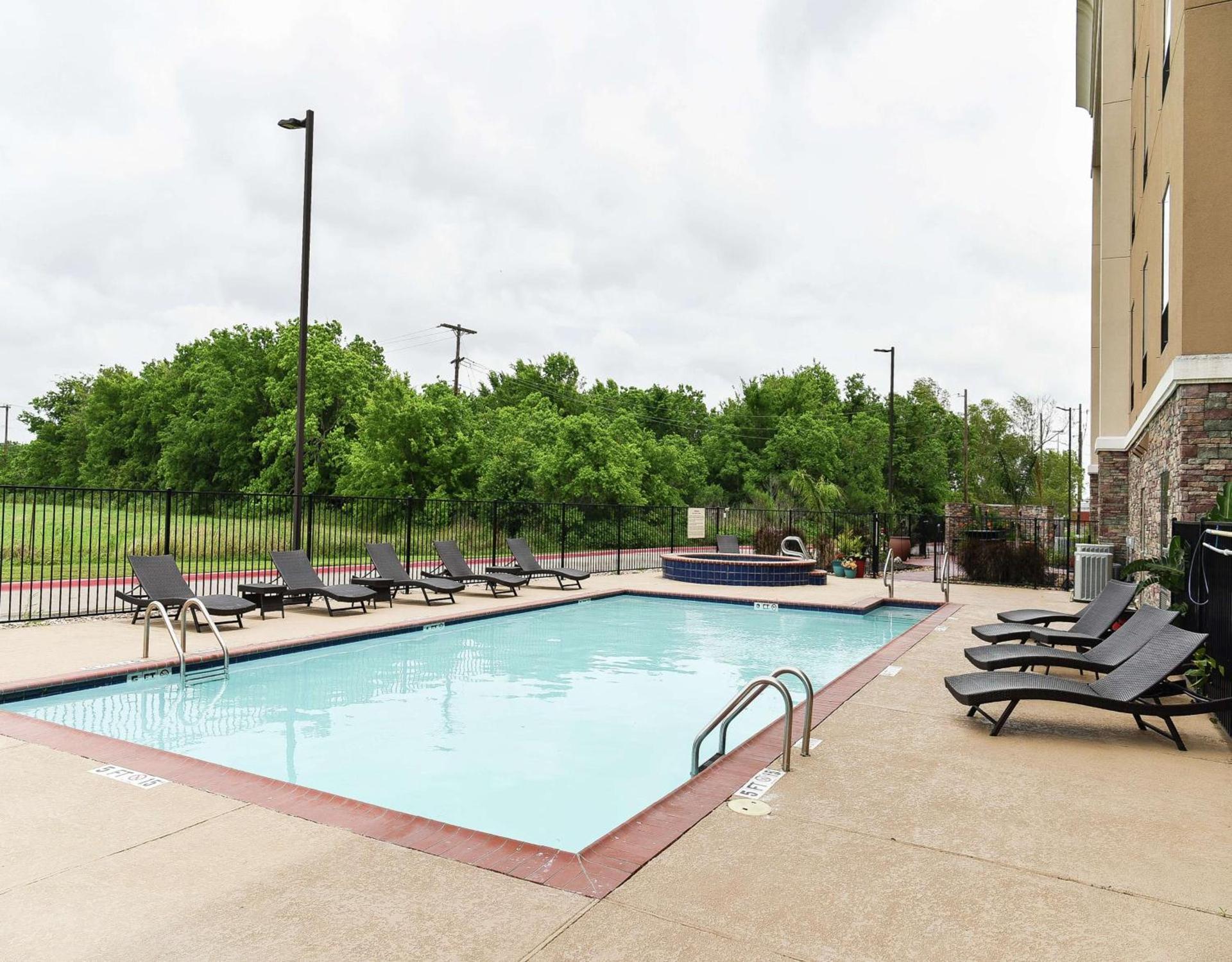 Hampton Inn & Suites Bay City photo 14