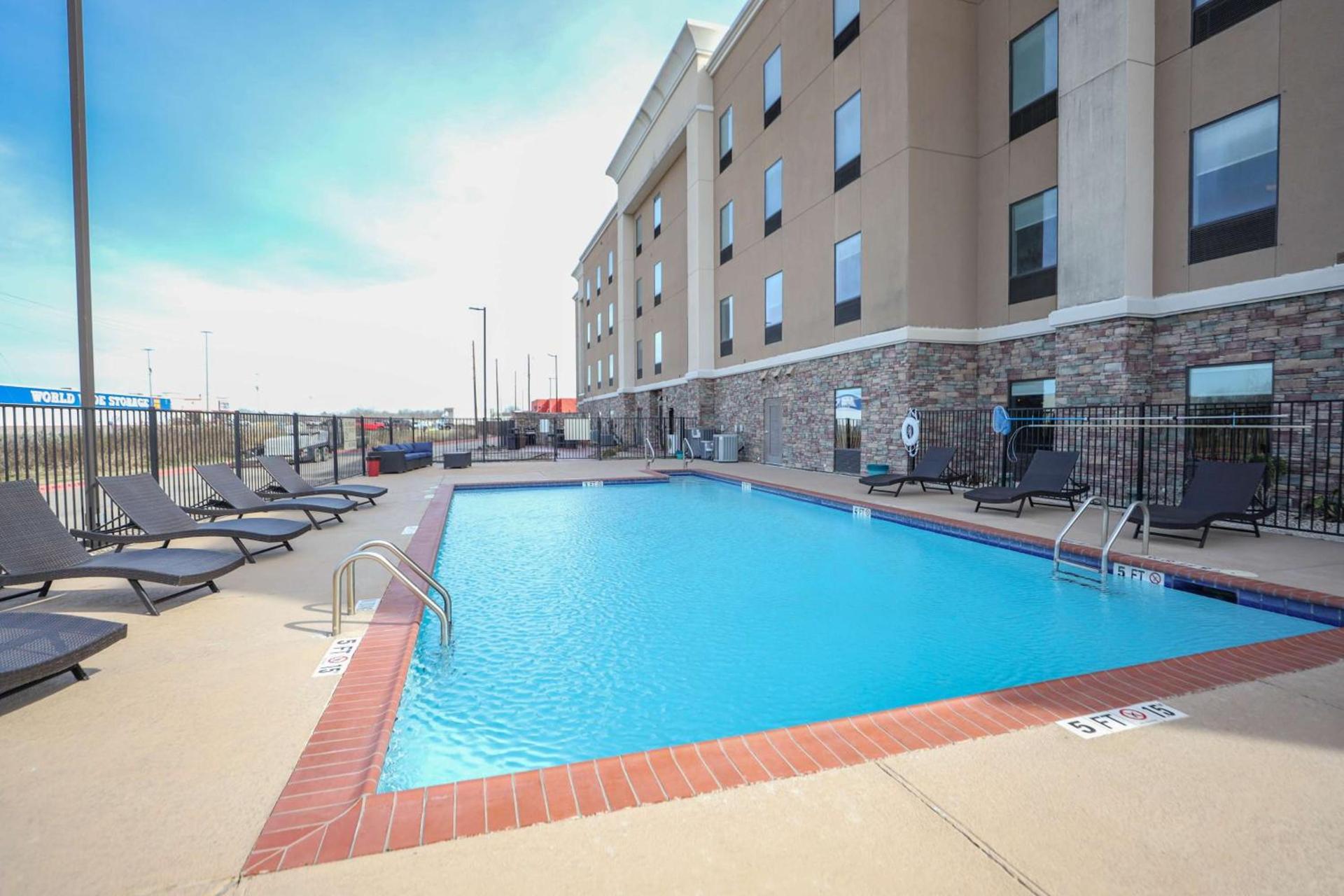 Hampton Inn & Suites Bay City photo 17