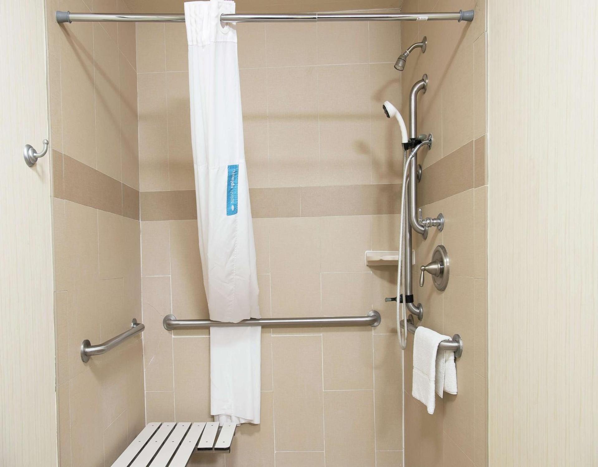 Hampton Inn & Suites Bay City photo 32