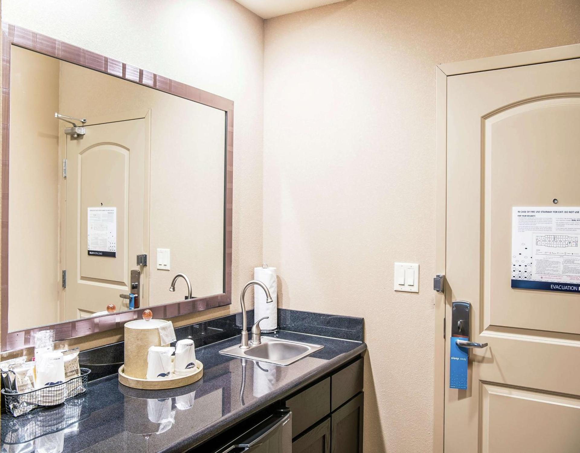 Hampton Inn & Suites Bay City photo 33