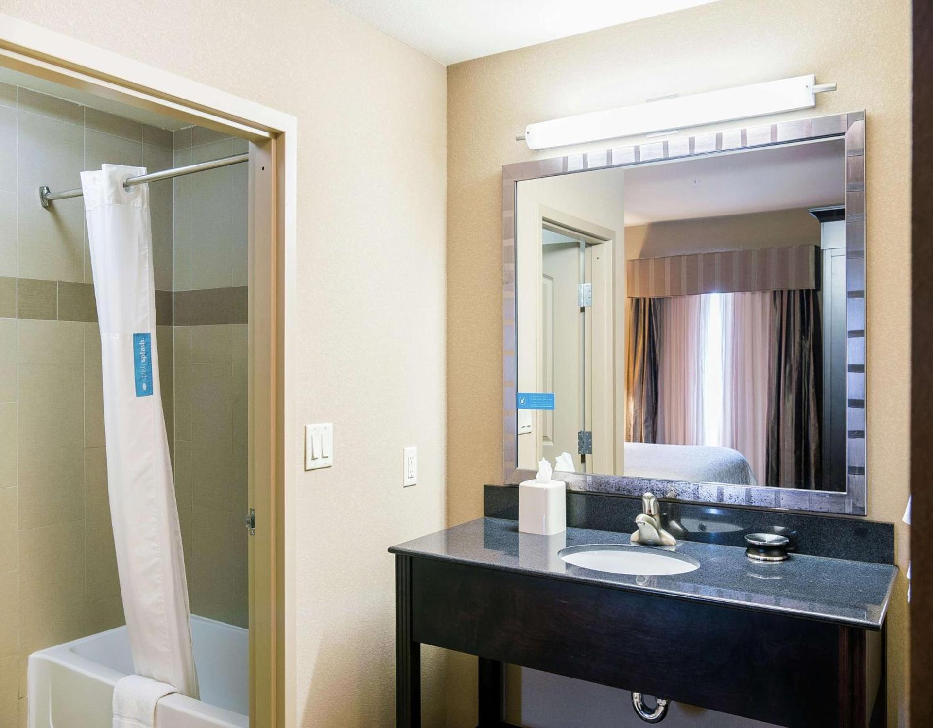Hampton Inn & Suites Bay City photo 36