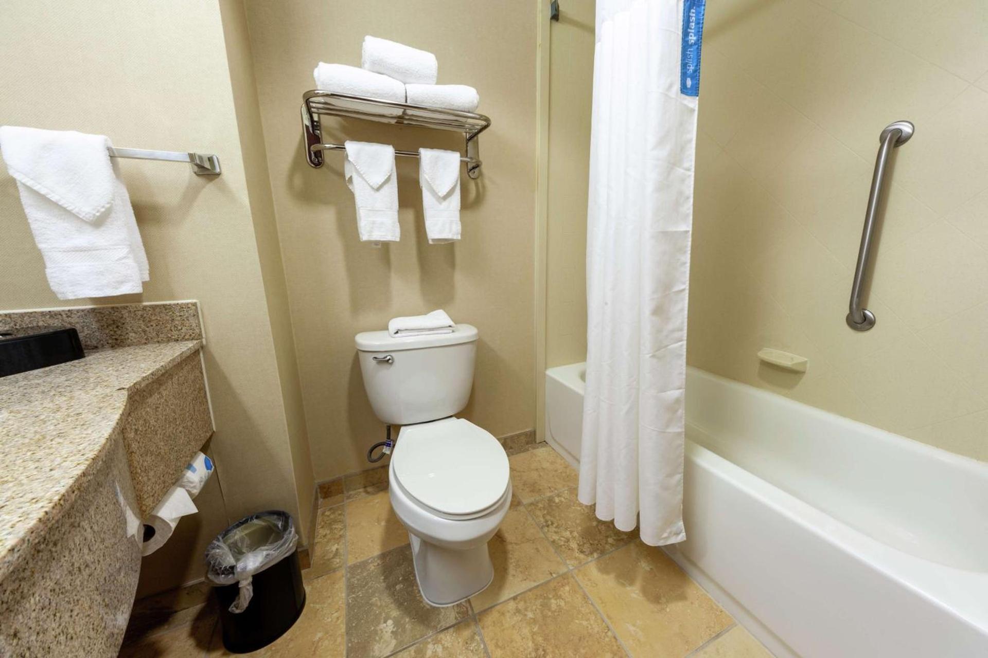 Hampton Inn Inwood photo 30