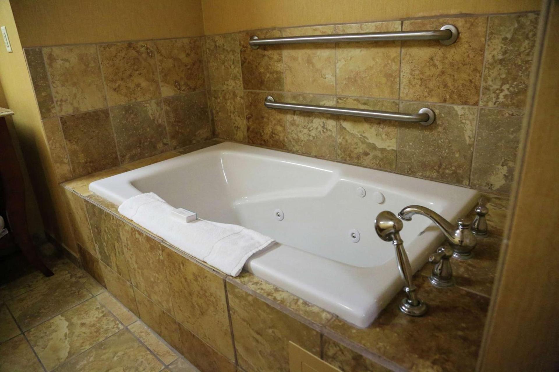 Hampton Inn & Suites McComb photo 10