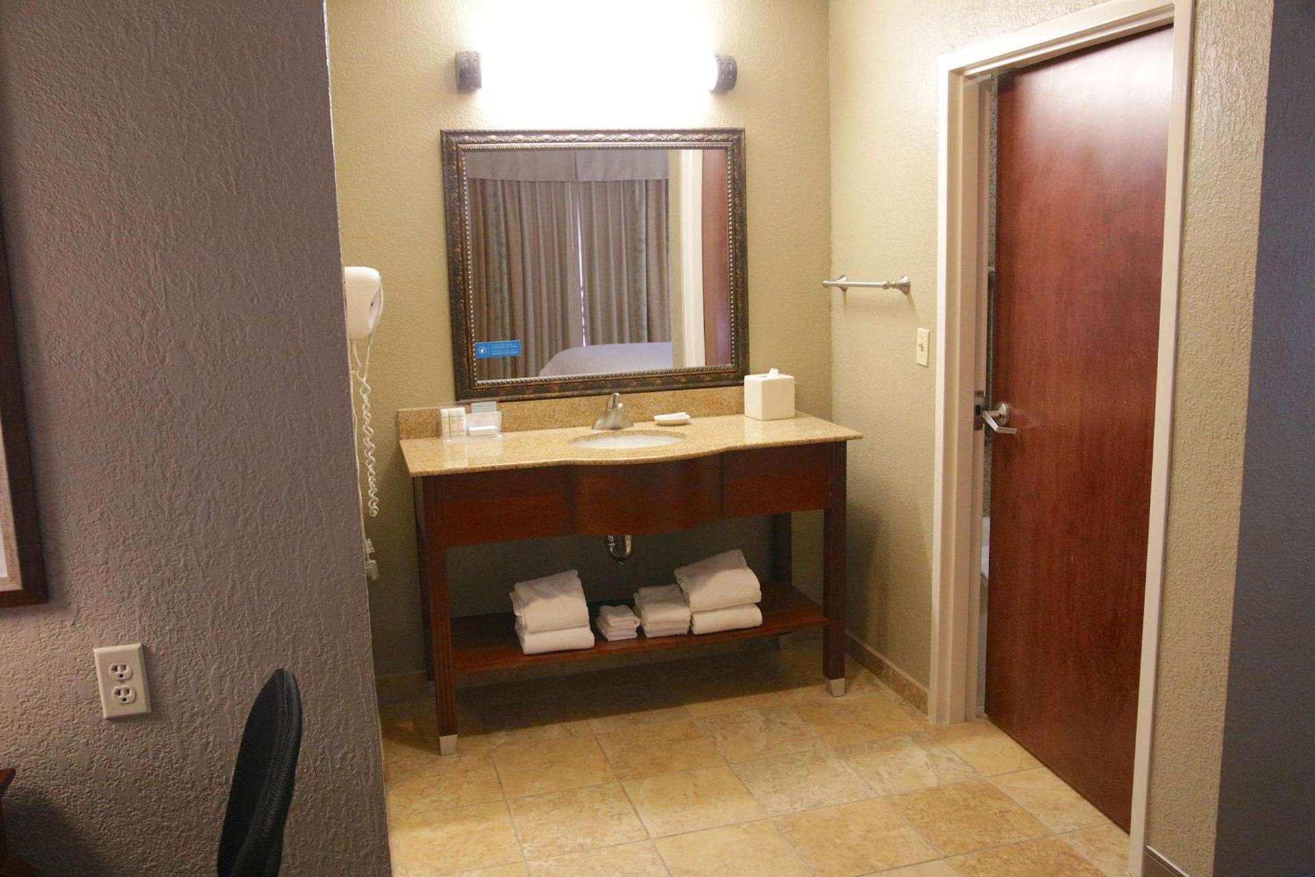 Hampton Inn & Suites McComb photo 11