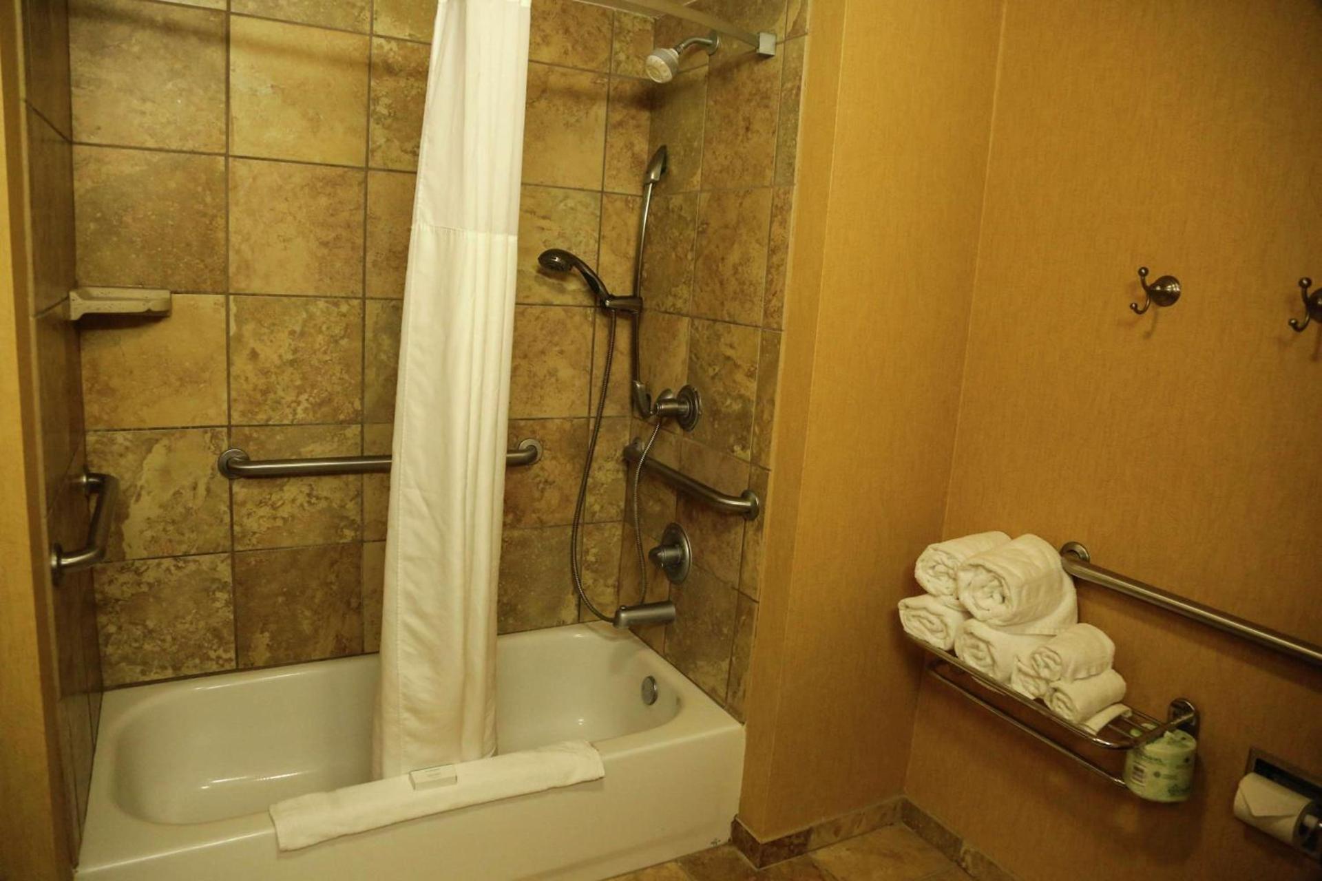 Hampton Inn & Suites McComb photo 17