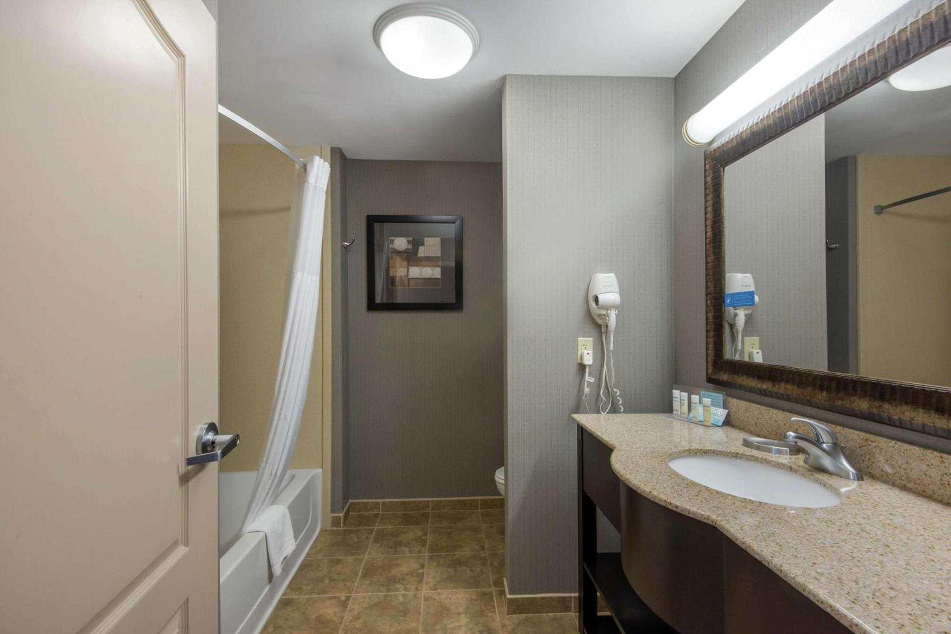 Hampton Inn Meadville photo 32