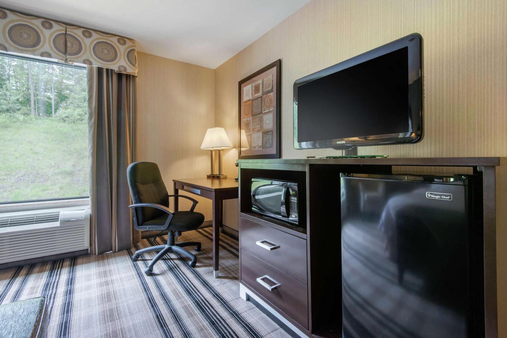 Hampton Inn Meadville photo 39