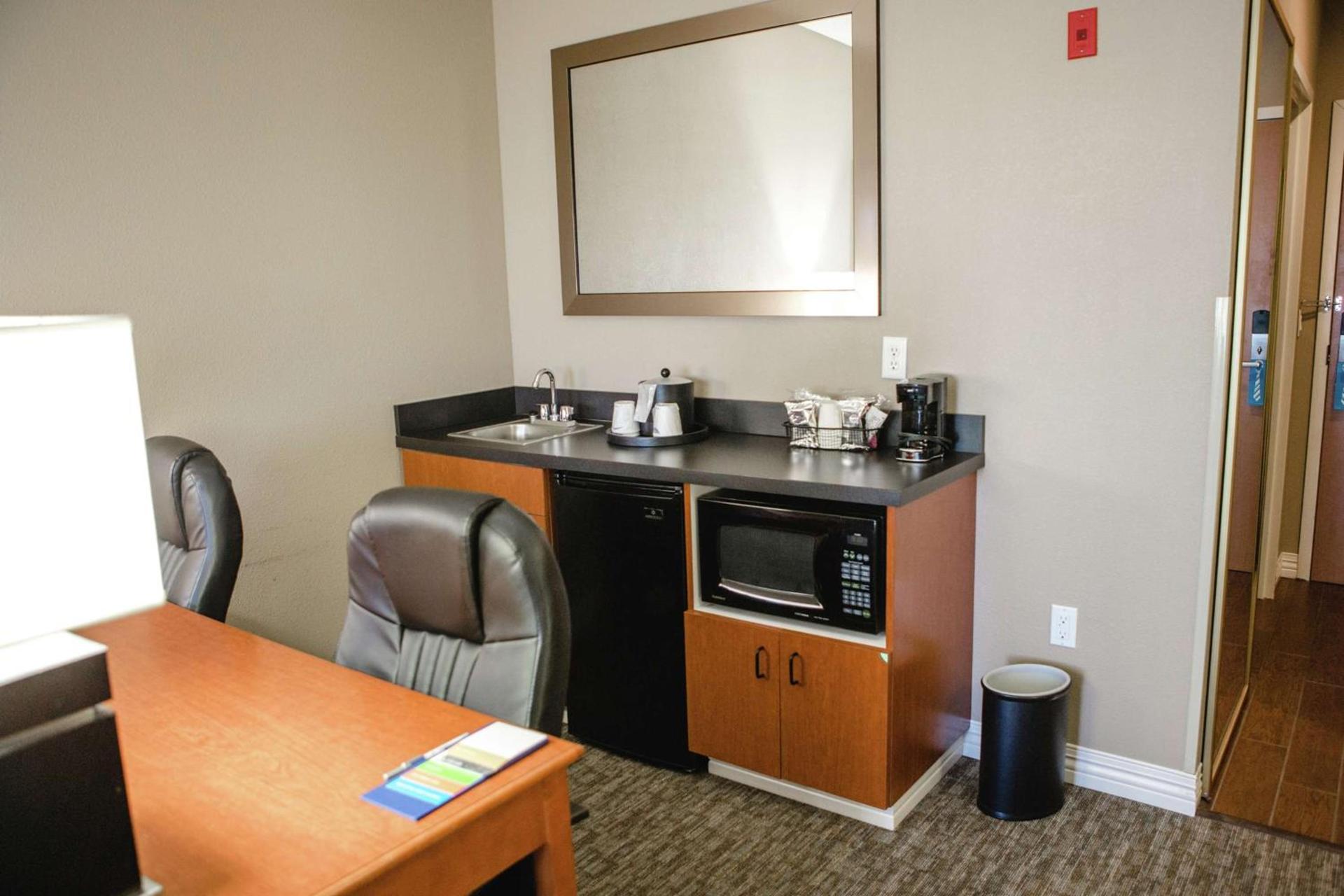 Hampton Inn Mitchell photo 15